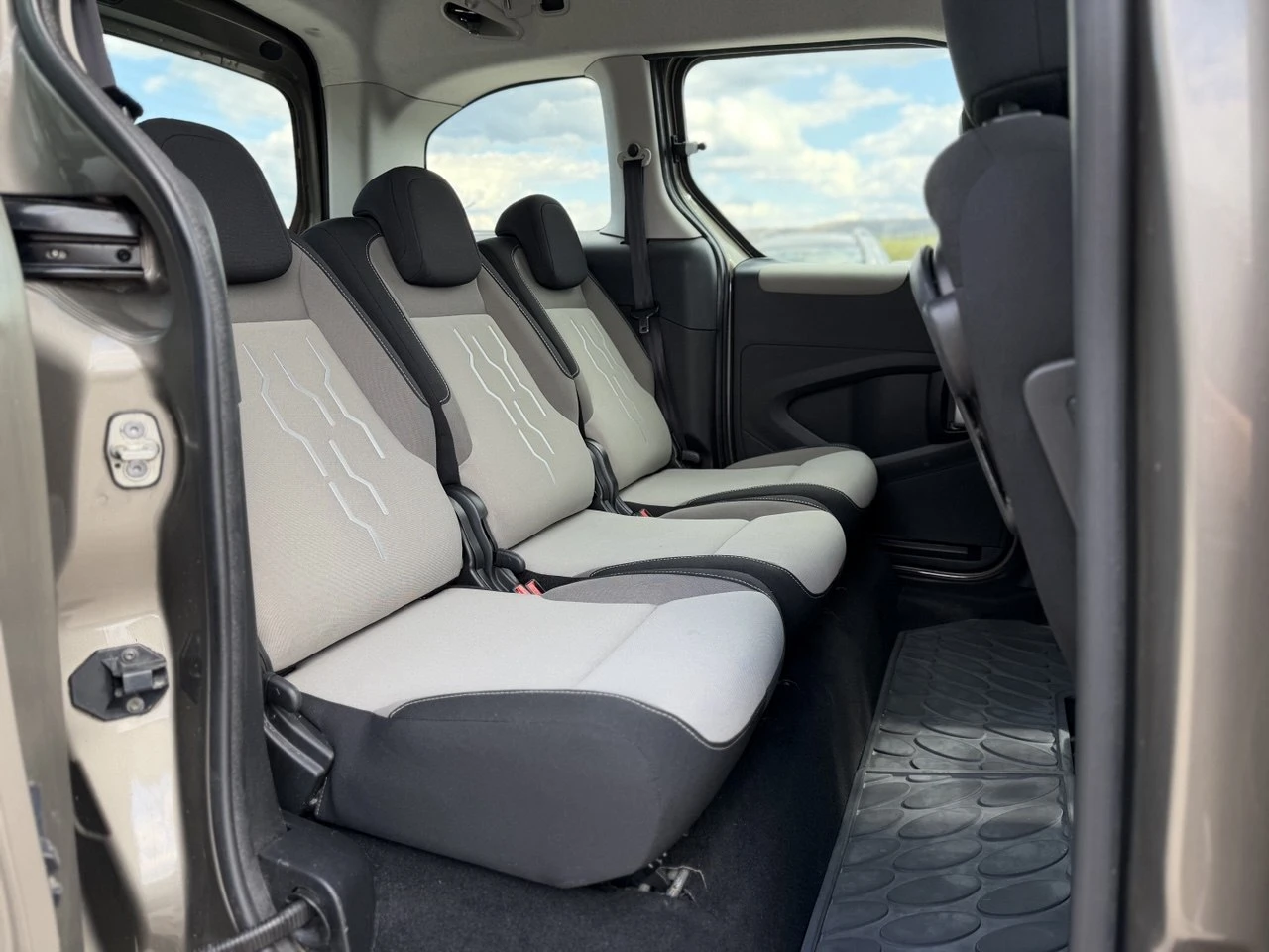 Peugeot Partner 1.6 HDi , снимка 11 - Автомобили и джипове - 54140452