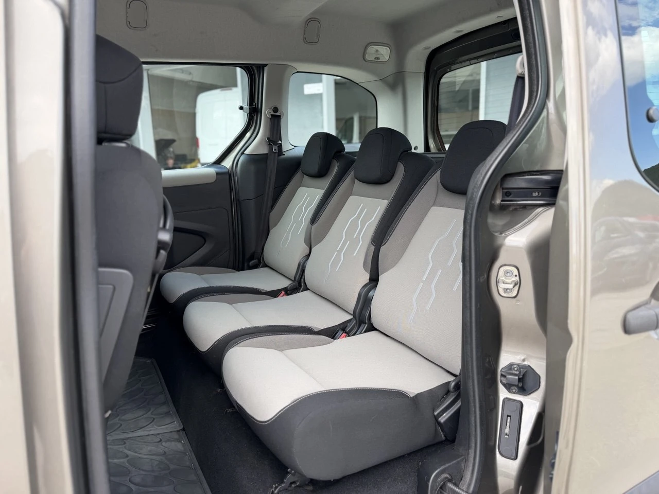 Peugeot Partner 1.6 HDi , снимка 10 - Автомобили и джипове - 54140452