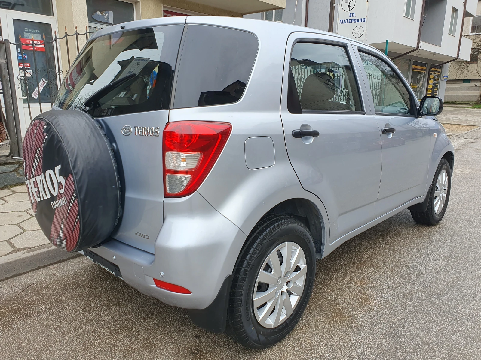 Daihatsu Terios 1.3 БЕНЗИН/ГАЗ 4Х4, снимка 6 - Автомобили и джипове - 54028929