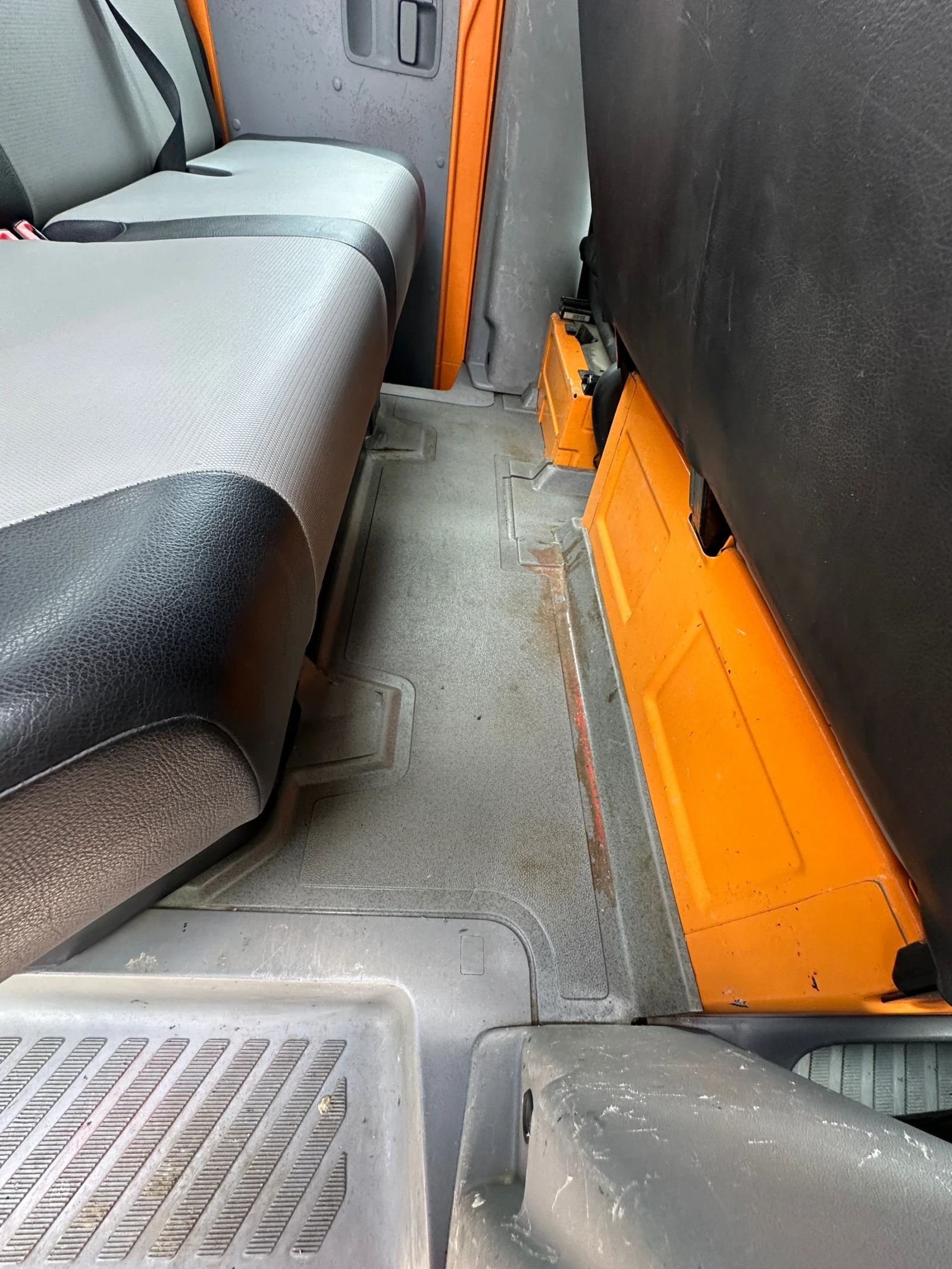 VW Crafter Crafter 50 свален на 3, 5т, снимка 5 - Бусове и автобуси - 55038549
