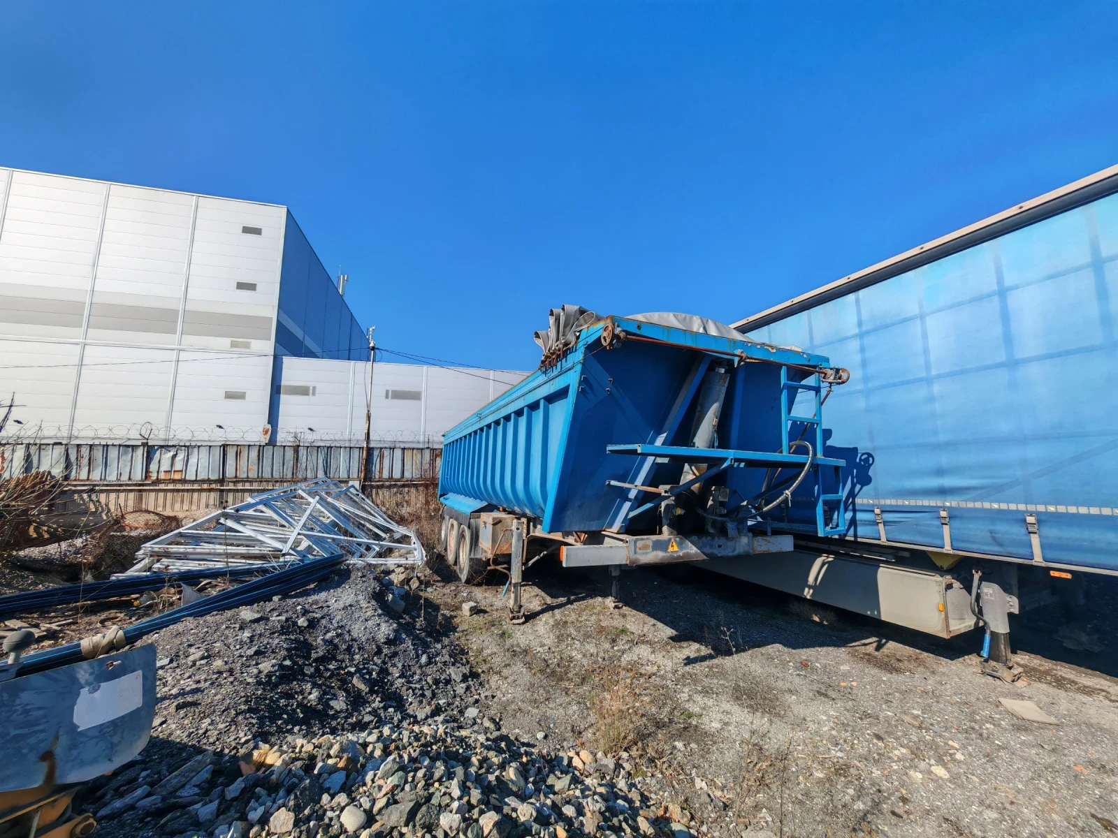 За камион Други Fruehauf, снимка 2 - Ремаркета - 55186282