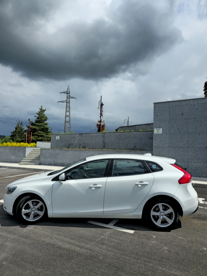 Volvo V40 Нов внос!!!Обслужен напълно!!!Лизинг!!!, снимка 2 - Автомобили и джипове - 51956601