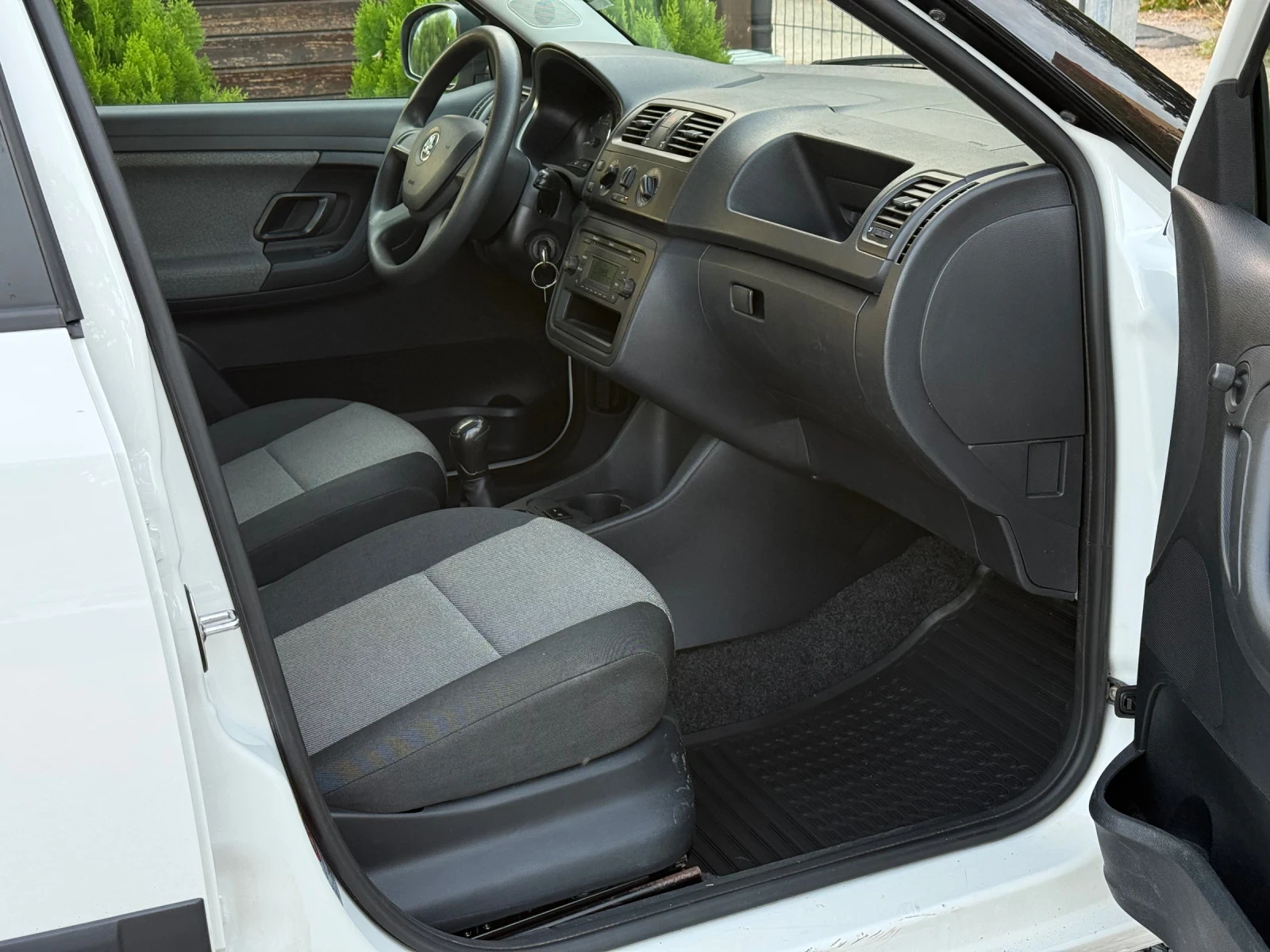 Skoda Fabia 1.2i 70кс * Климатик*  - изображение 10