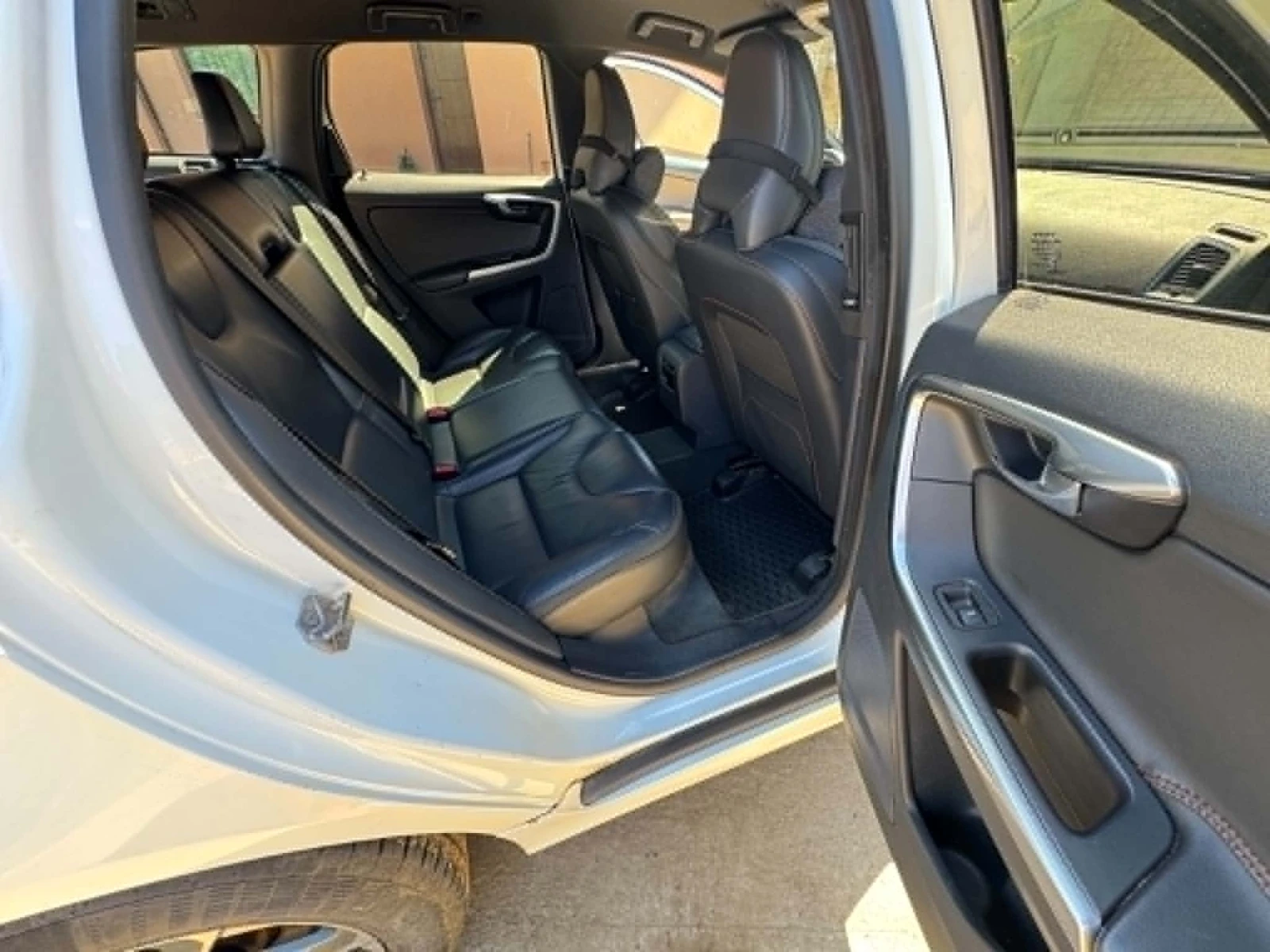 Volvo XC60 D3 FWD, снимка 2 - Автомобили и джипове - 54734020