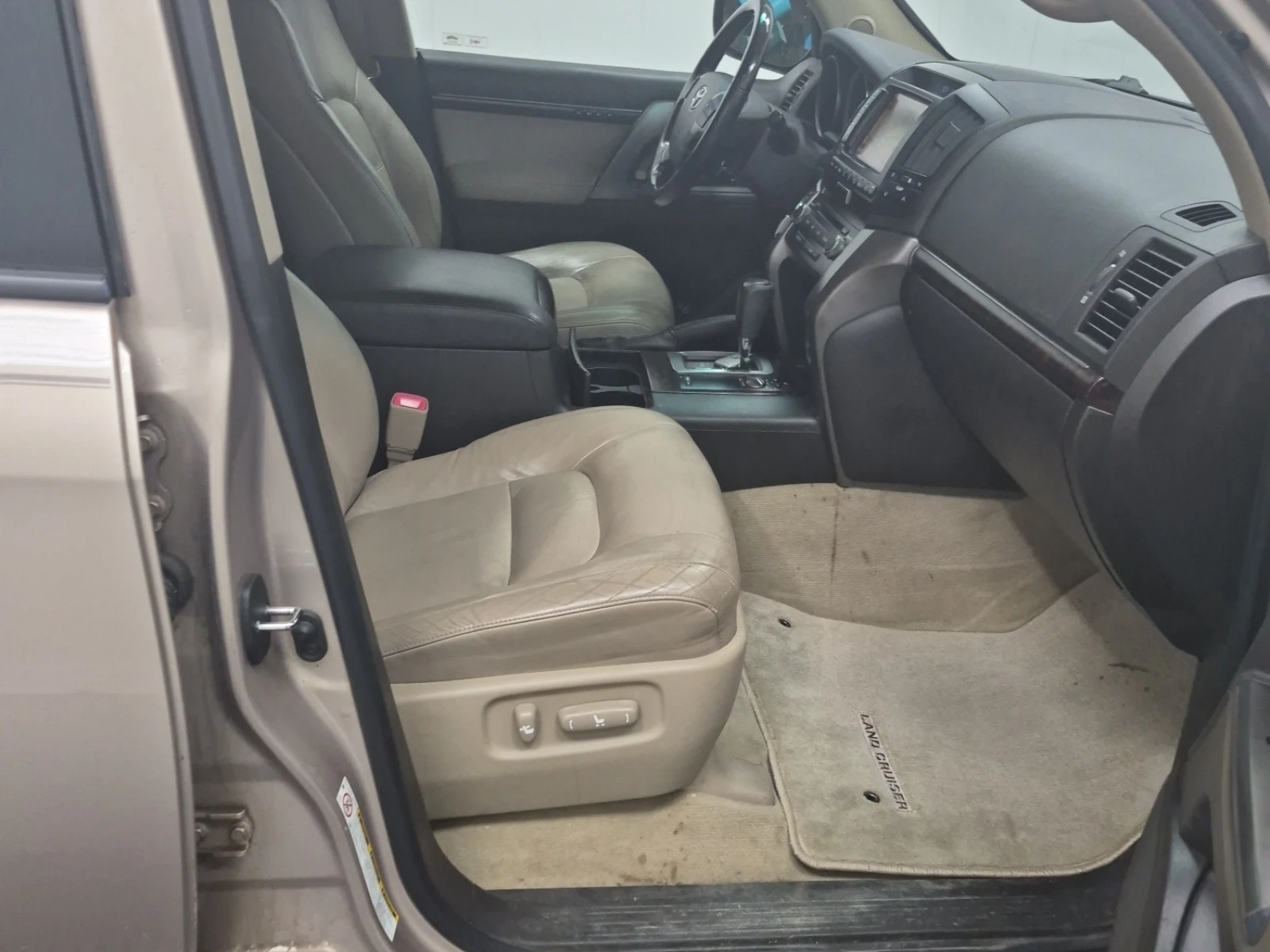 Toyota Land cruiser 5.7 V8 * * 7 МЕСТЕН * * CARFAX * * АВТО КРЕДИТ * *, снимка 11 - Автомобили и джипове - 55239832