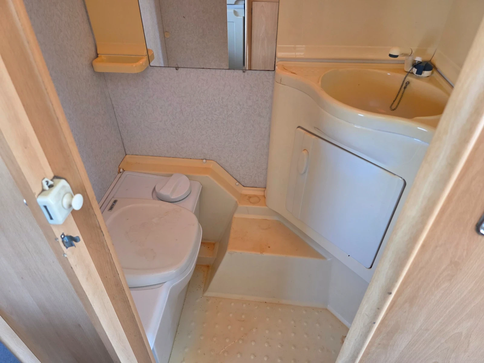 Каравана Adria CHATEAU 495, снимка 12 - Каравани и кемпери - 54677604