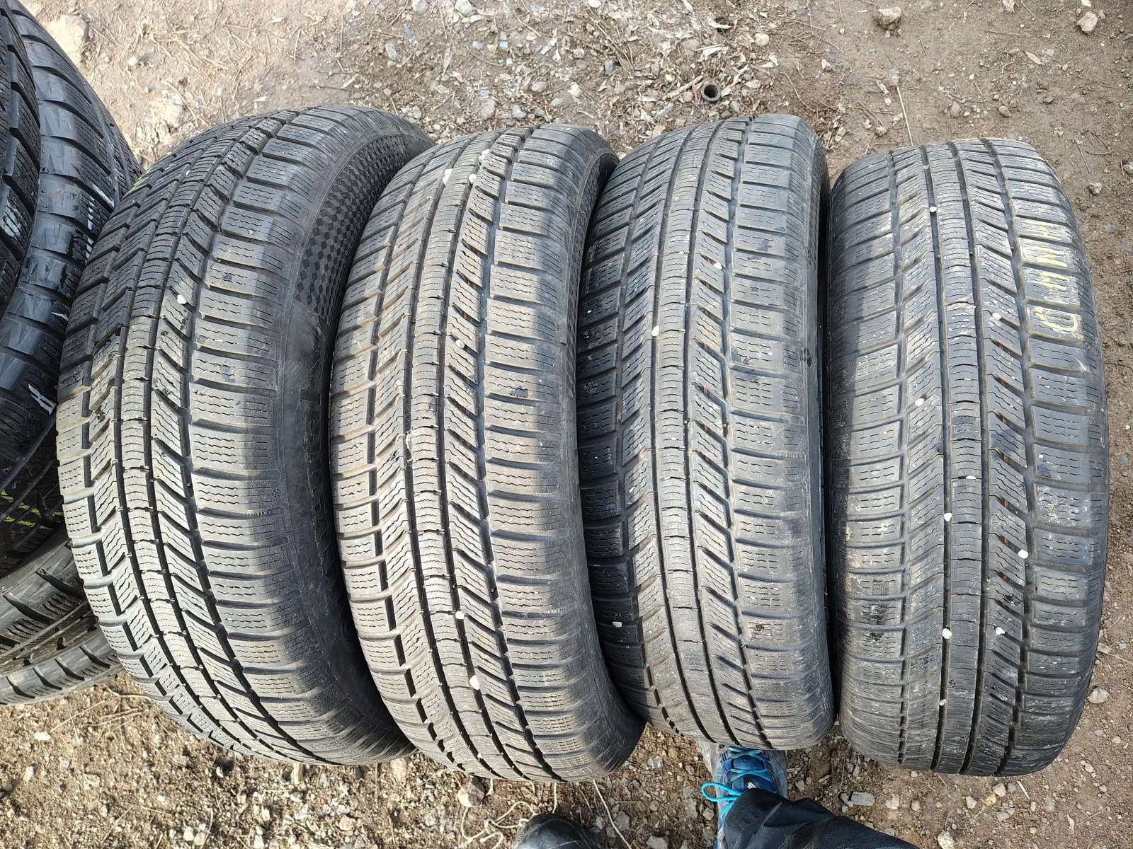 Гуми Зимни 215/65R17, снимка 2 - Гуми и джанти - 54088572