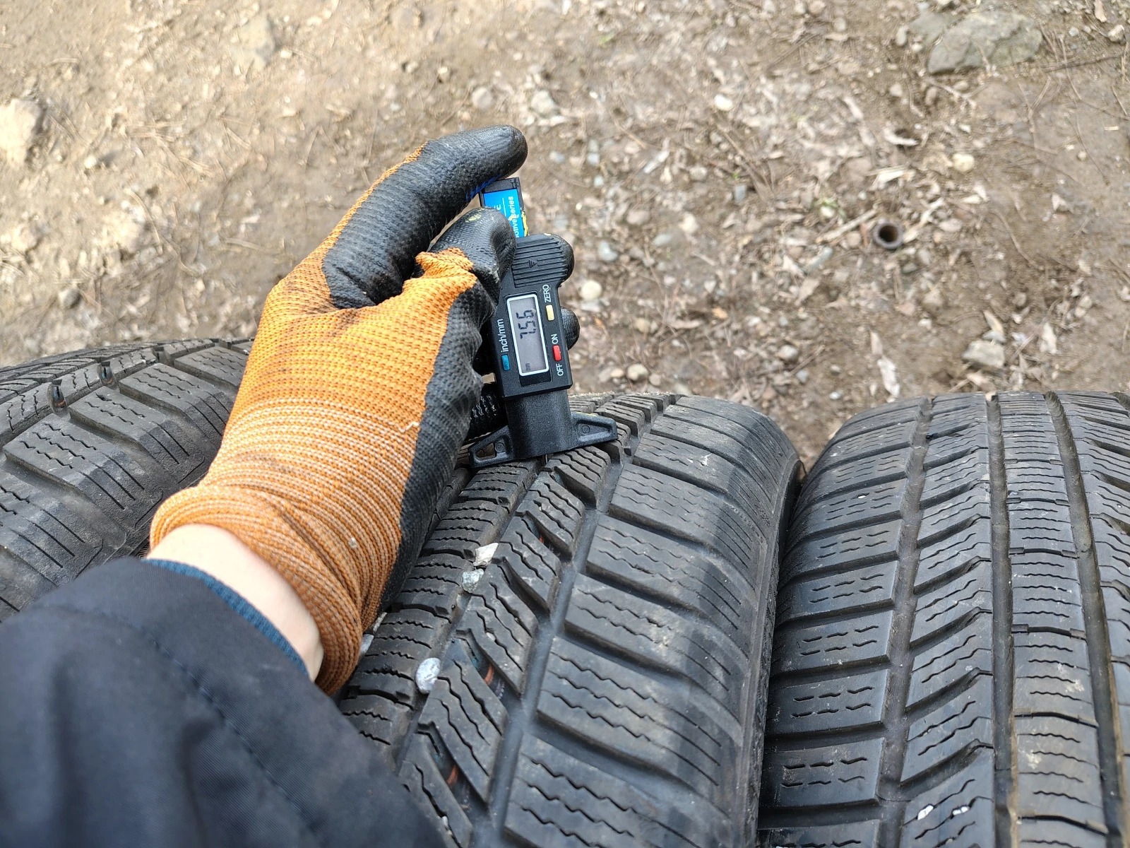 Гуми Зимни 215/65R17, снимка 3 - Гуми и джанти - 54088572