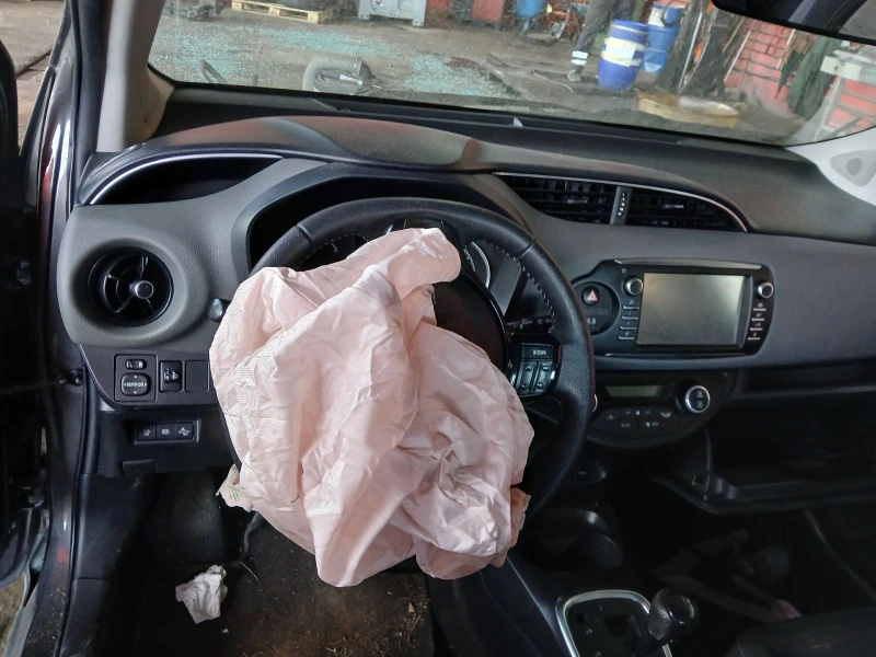 Toyota Yaris 1.5 HIBRID, снимка 6 - Автомобили и джипове - 53597792