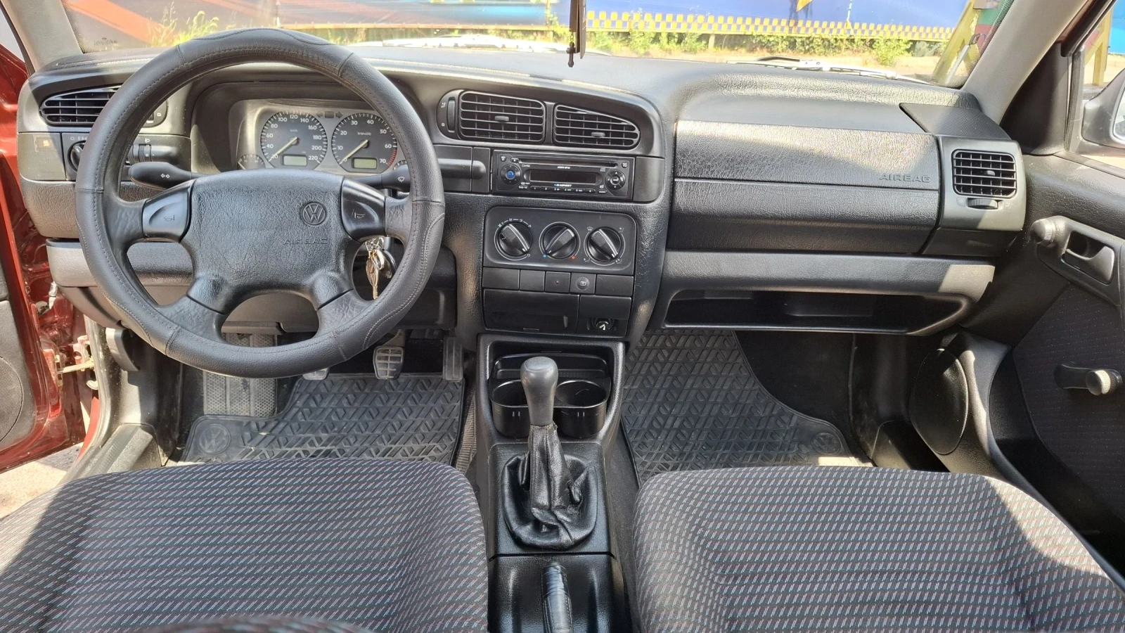 VW Vento 1.8 90кс - изображение 8