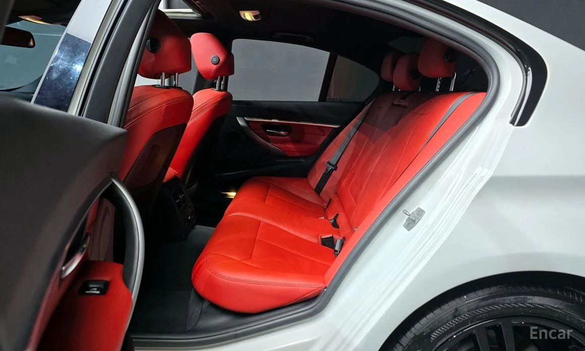 BMW 330 * M-Sport* Дигитално табло* Шибидах* Кожа* Подгрев, снимка 11 - Автомобили и джипове - 53772478