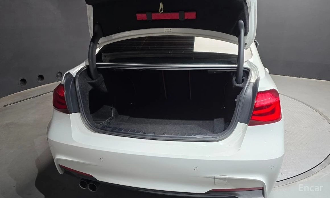 BMW 330 * M-Sport* Дигитално табло* Шибидах* Кожа* Подгрев, снимка 14 - Автомобили и джипове - 53772478