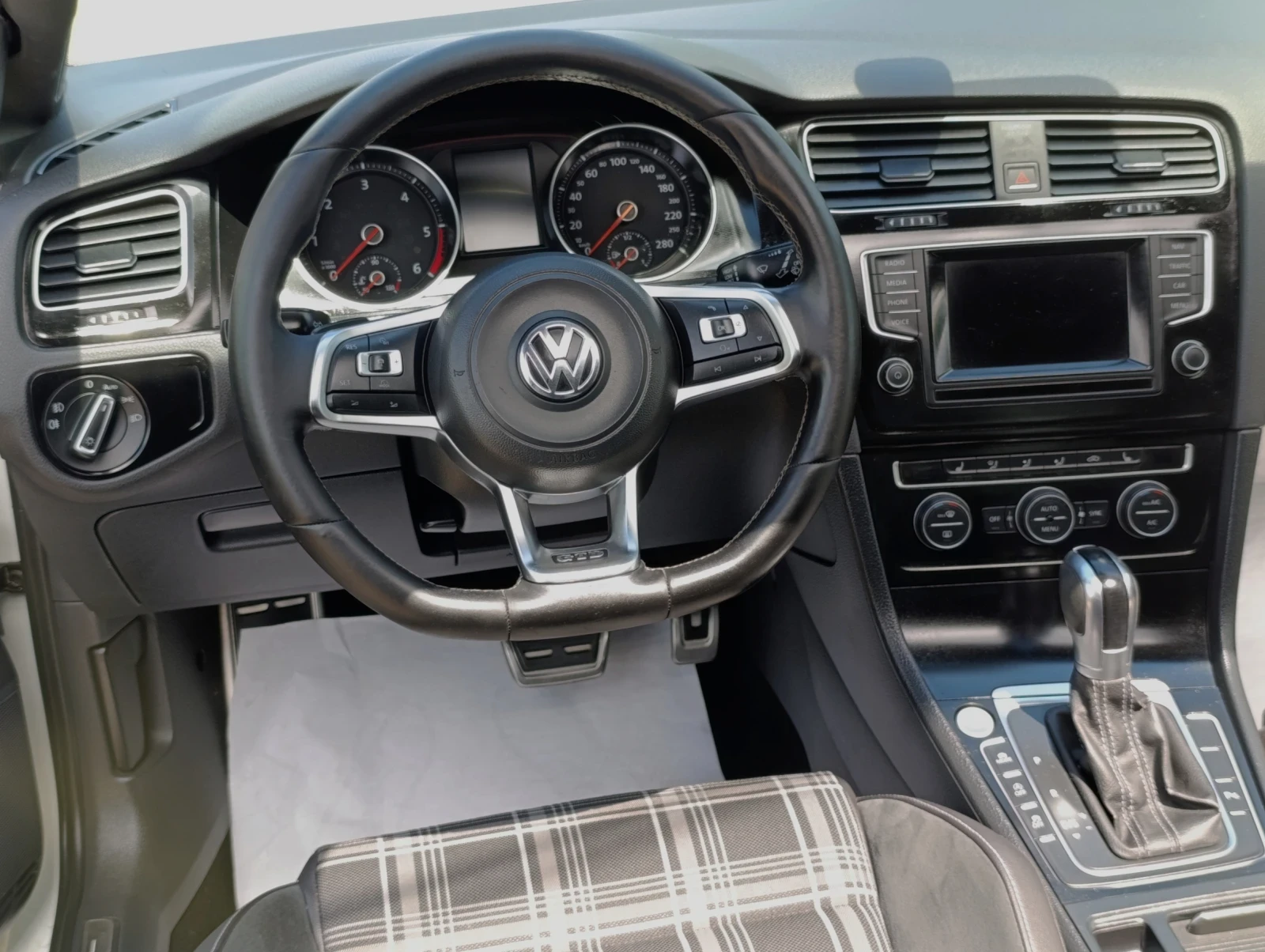 VW Golf 2.0 GTD, снимка 12 - Автомобили и джипове - 54593475
