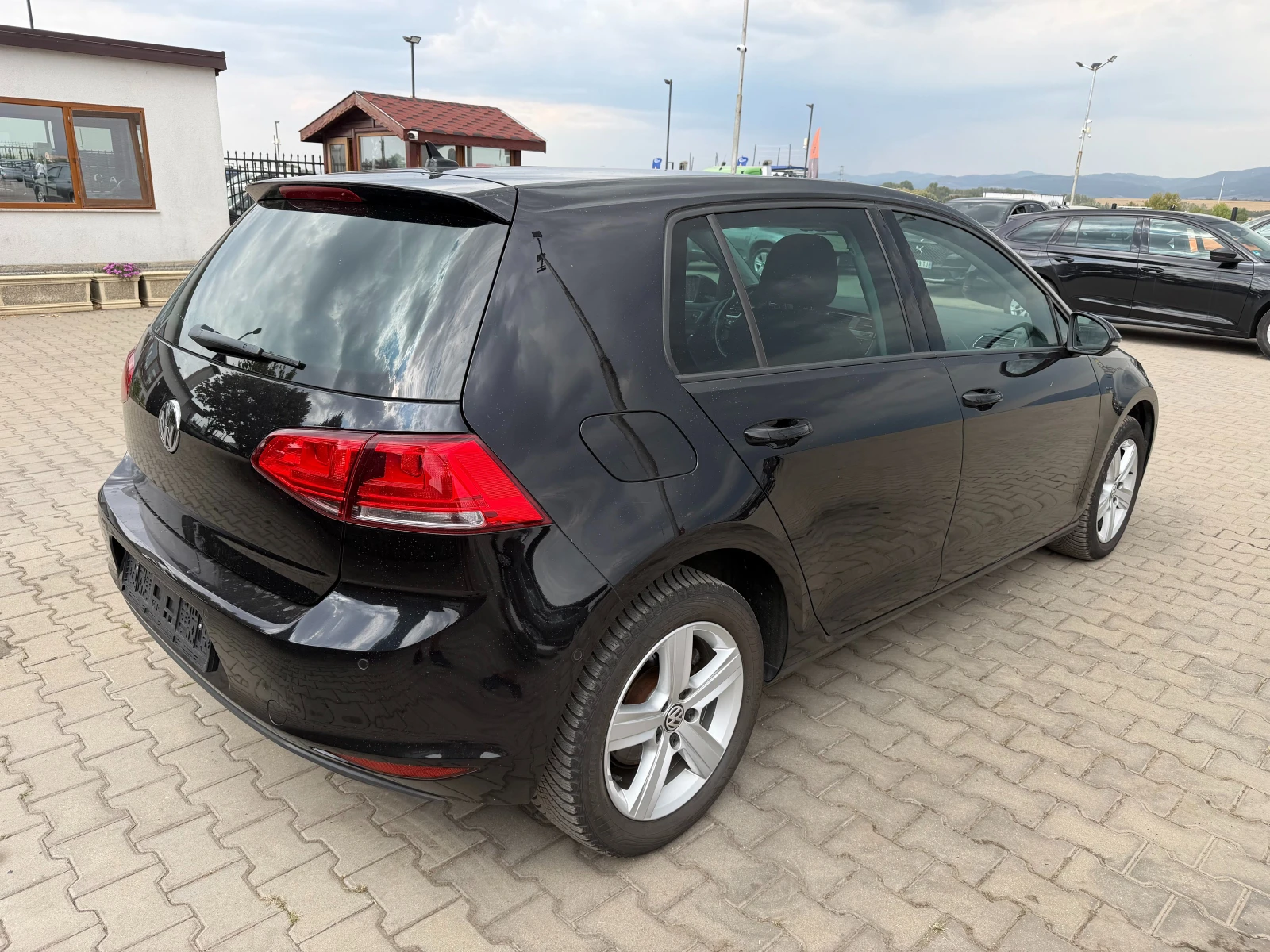 VW Golf 1.6TDI AVTOMAT/NAVI/KOJA EURO 5, снимка 6 - Автомобили и джипове - 56165737