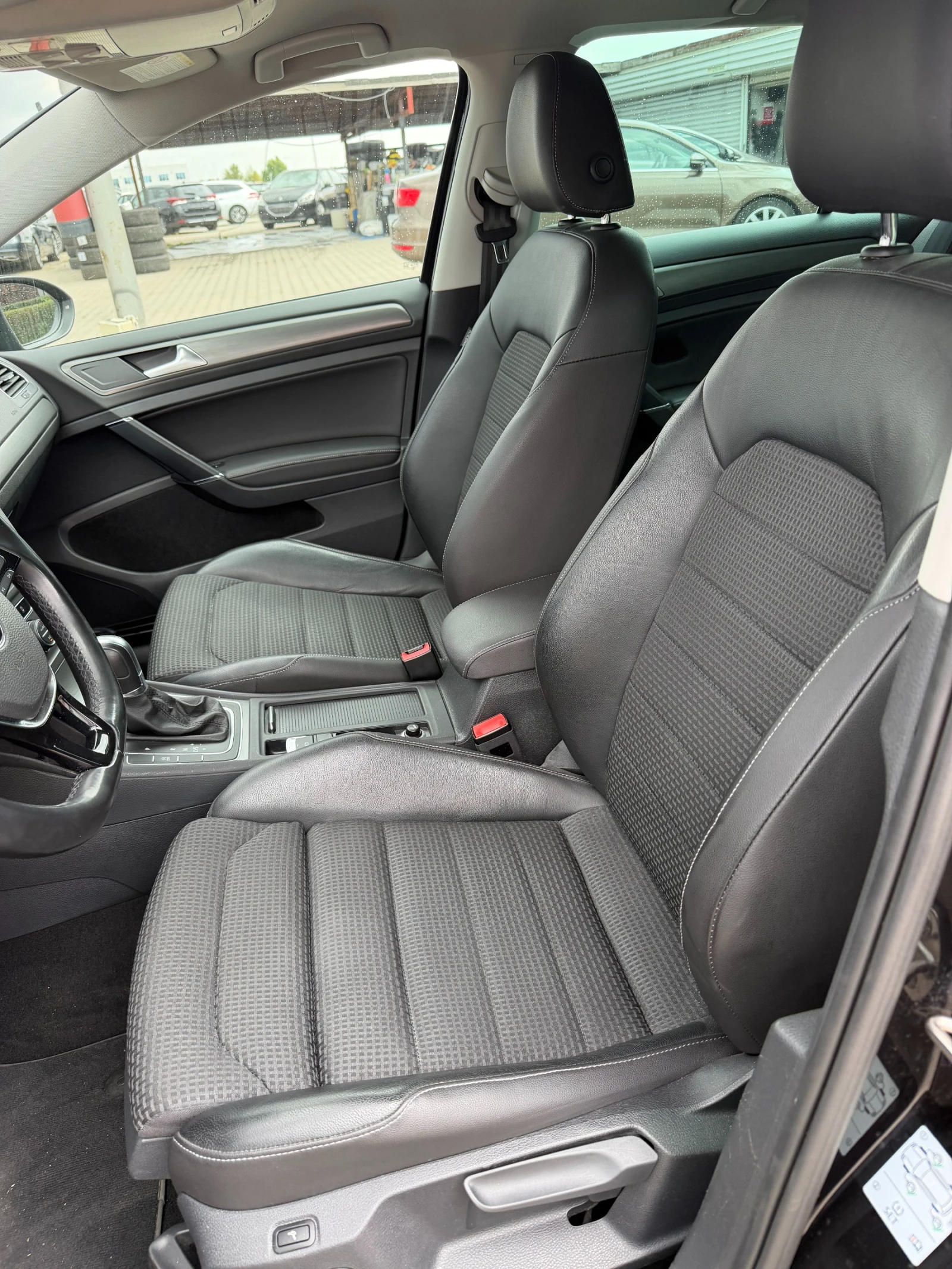 VW Golf 1.6TDI AVTOMAT/NAVI/KOJA EURO 5, снимка 12 - Автомобили и джипове - 56165737