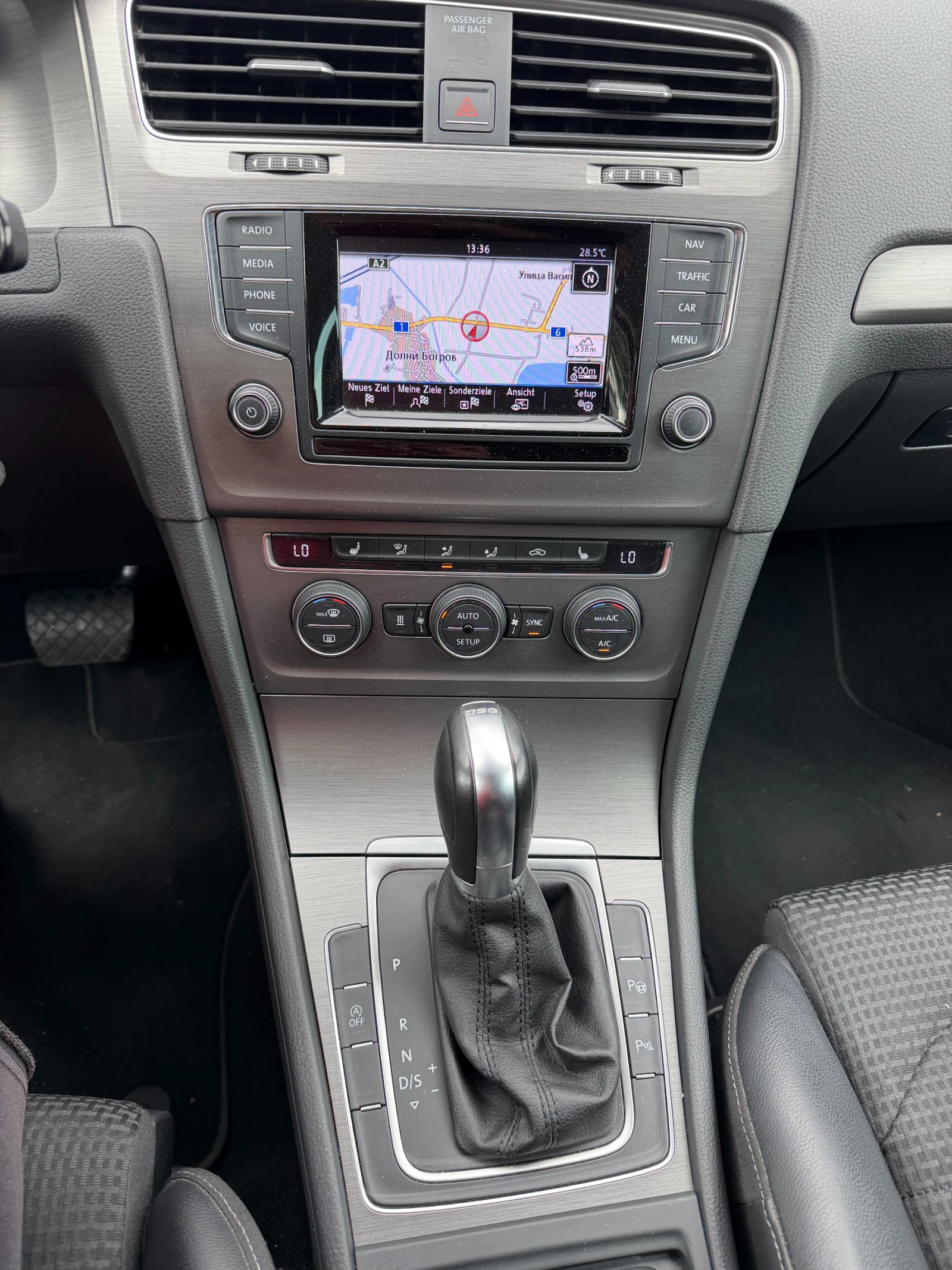 VW Golf 1.6TDI AVTOMAT/NAVI/KOJA EURO 5, снимка 14 - Автомобили и джипове - 56165737