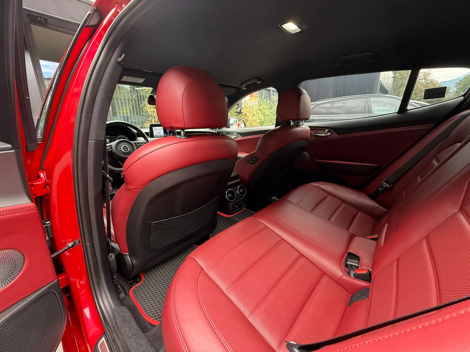 Kia Stinger 3.3i GT Turbo/4x4/LEXICON/HEADUP, снимка 12 - Автомобили и джипове - 56213439