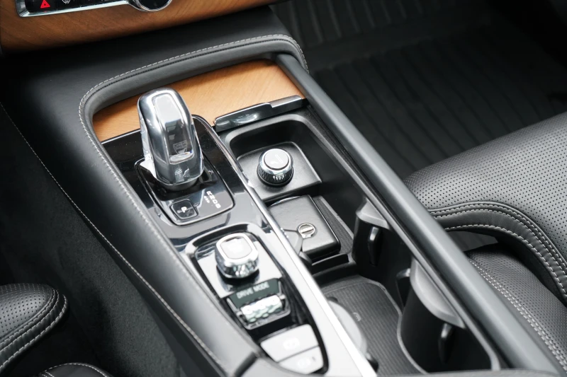 Volvo Xc90 EXELLENCE* PLUG IN HYBRID* B&W* EXCLUSIVE* PANO, снимка 11 - Автомобили и джипове - 52638365