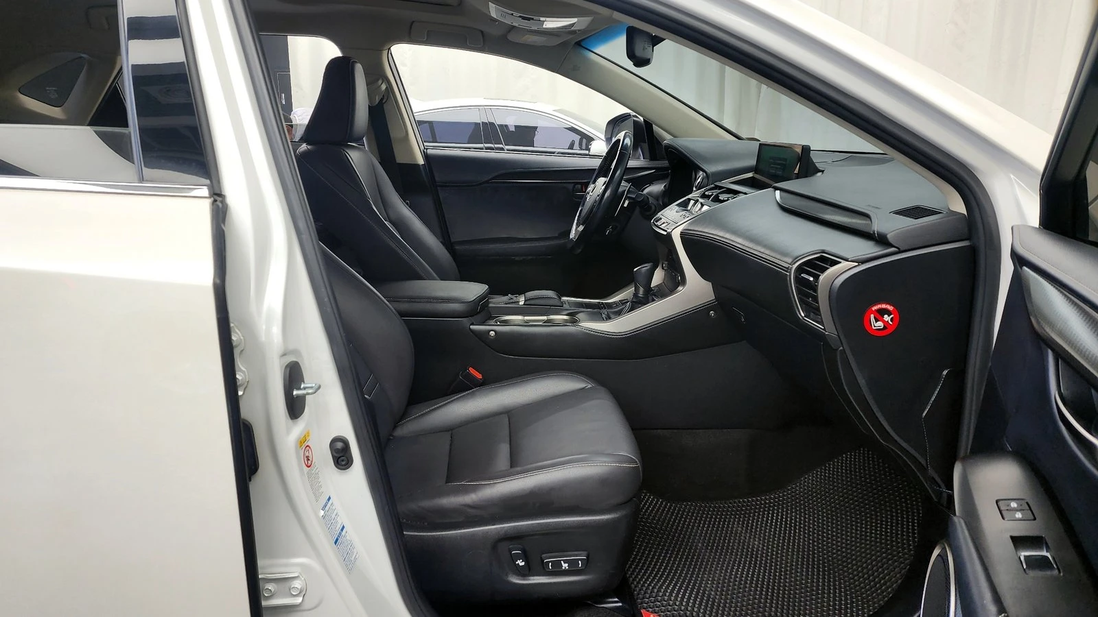 Lexus NX 300h* ЛЮК* ПОДГРЕВ ВОЛАН* BLIND SPOT* КРАЙНА ЦЕНА, снимка 11 - Автомобили и джипове - 55349921