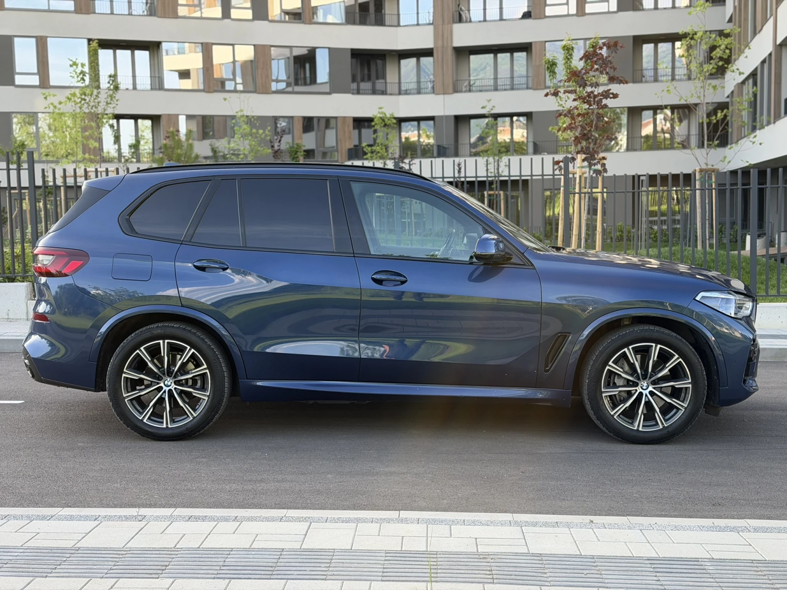 BMW X5 45e M спорт пакет/Sky Lounge/Laser, снимка 2 - Автомобили и джипове - 55703937