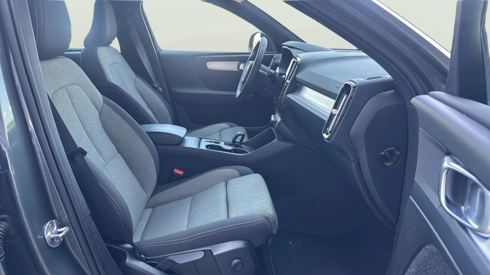 Volvo XC40 2.0L B3, снимка 9 - Автомобили и джипове - 55793137