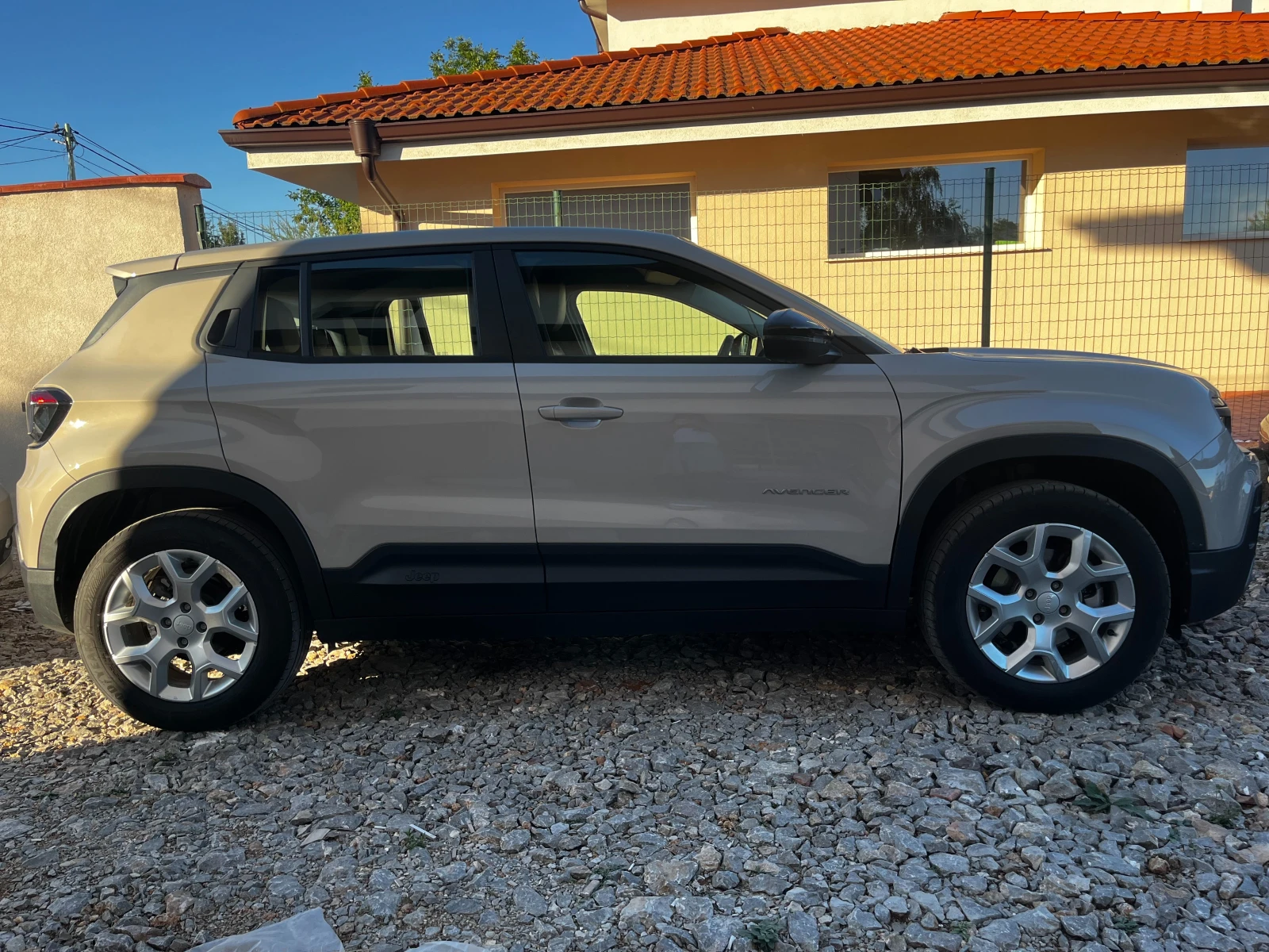 Jeep Avenger ALTITUDE 1.2 e-Hybrid 48V Petrol 100 hp 6-DCT, снимка 2 - Автомобили и джипове - 55878320