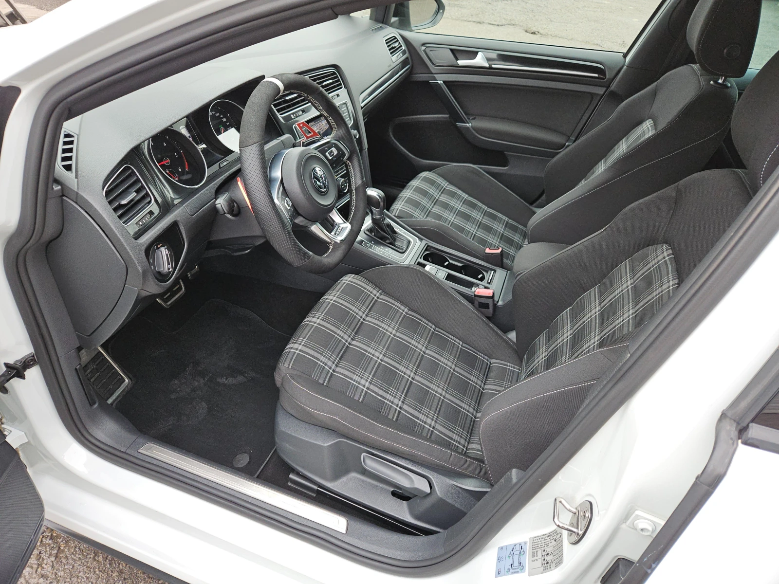 VW Golf 2.0GTD/DSG/ДИСТРОНИК/LED/NAVI/БЛУТУТ/EURO 6B/ТОП - изображение 9