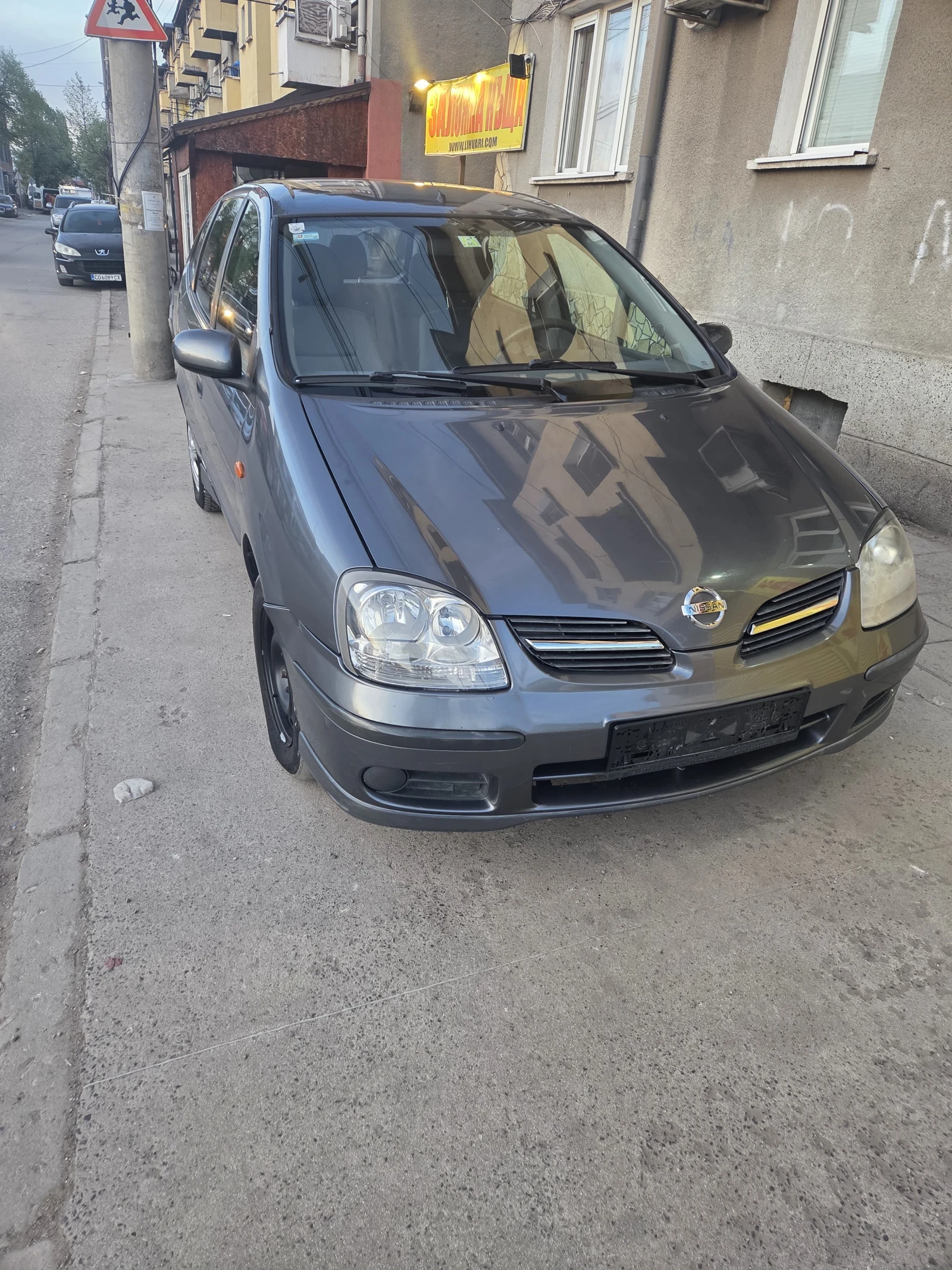Nissan Almera tino