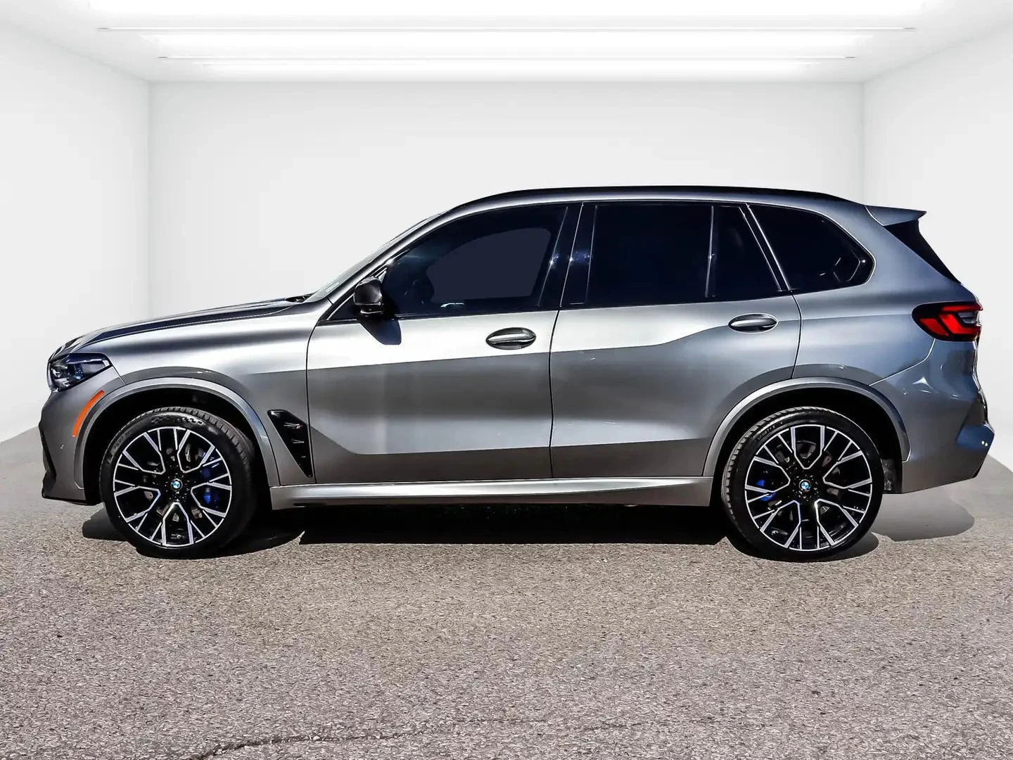 BMW X5M COMPETITION* CARBON* 360* B&W* DIS* PANO* FULL, снимка 4 - Автомобили и джипове - 56317347