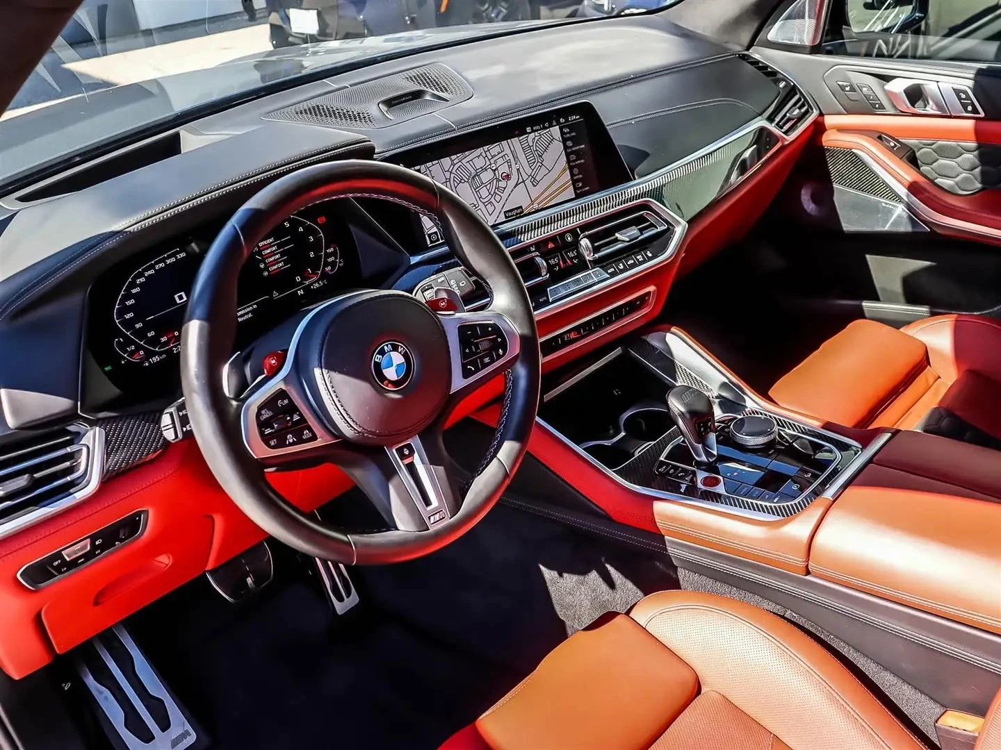 BMW X5M COMPETITION* CARBON* 360* B&W* DIS* PANO* FULL, снимка 8 - Автомобили и джипове - 56317347
