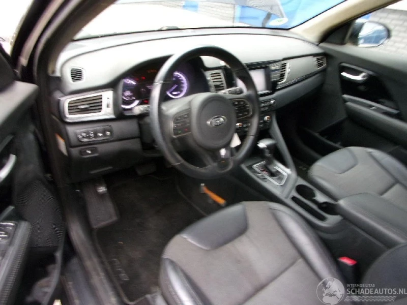 Kia Niro 1.6GDI Eco Hibrid, снимка 6 - Автомобили и джипове - 45734354