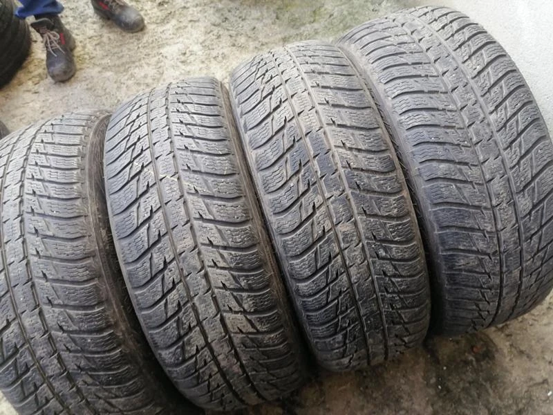 Гуми Зимни 235/55R19, снимка 2 - Гуми и джанти - 31187803