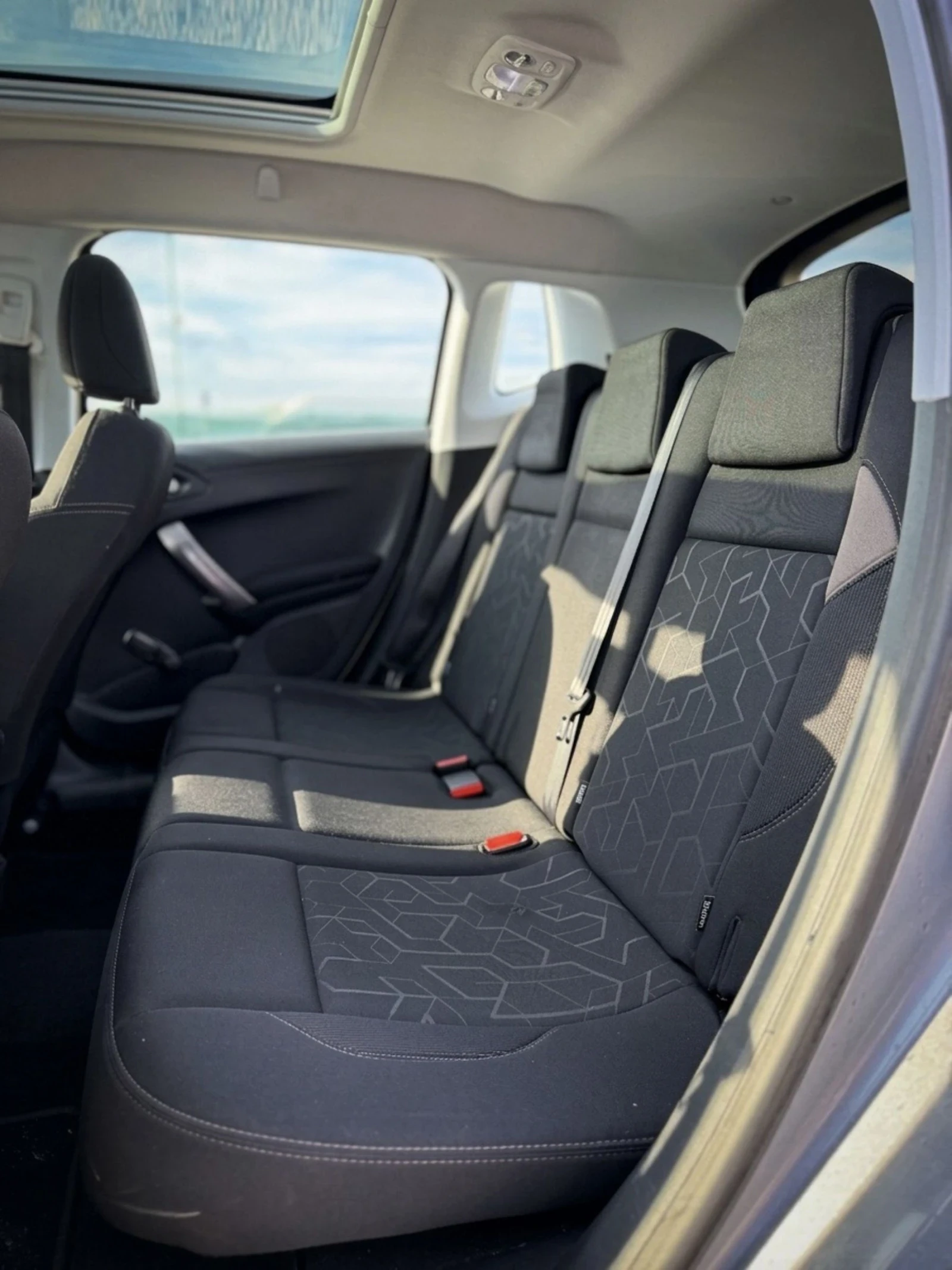 Peugeot 2008 1.2 i VTI, снимка 13 - Автомобили и джипове - 54437872