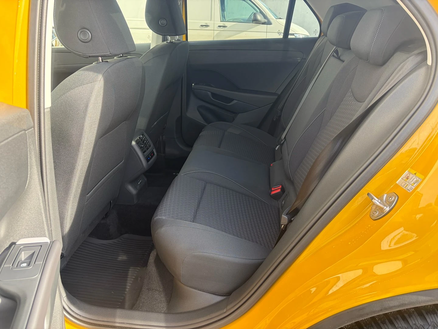 VW T-Roc Life 1.5 eTSI OPF DSG - изображение 7