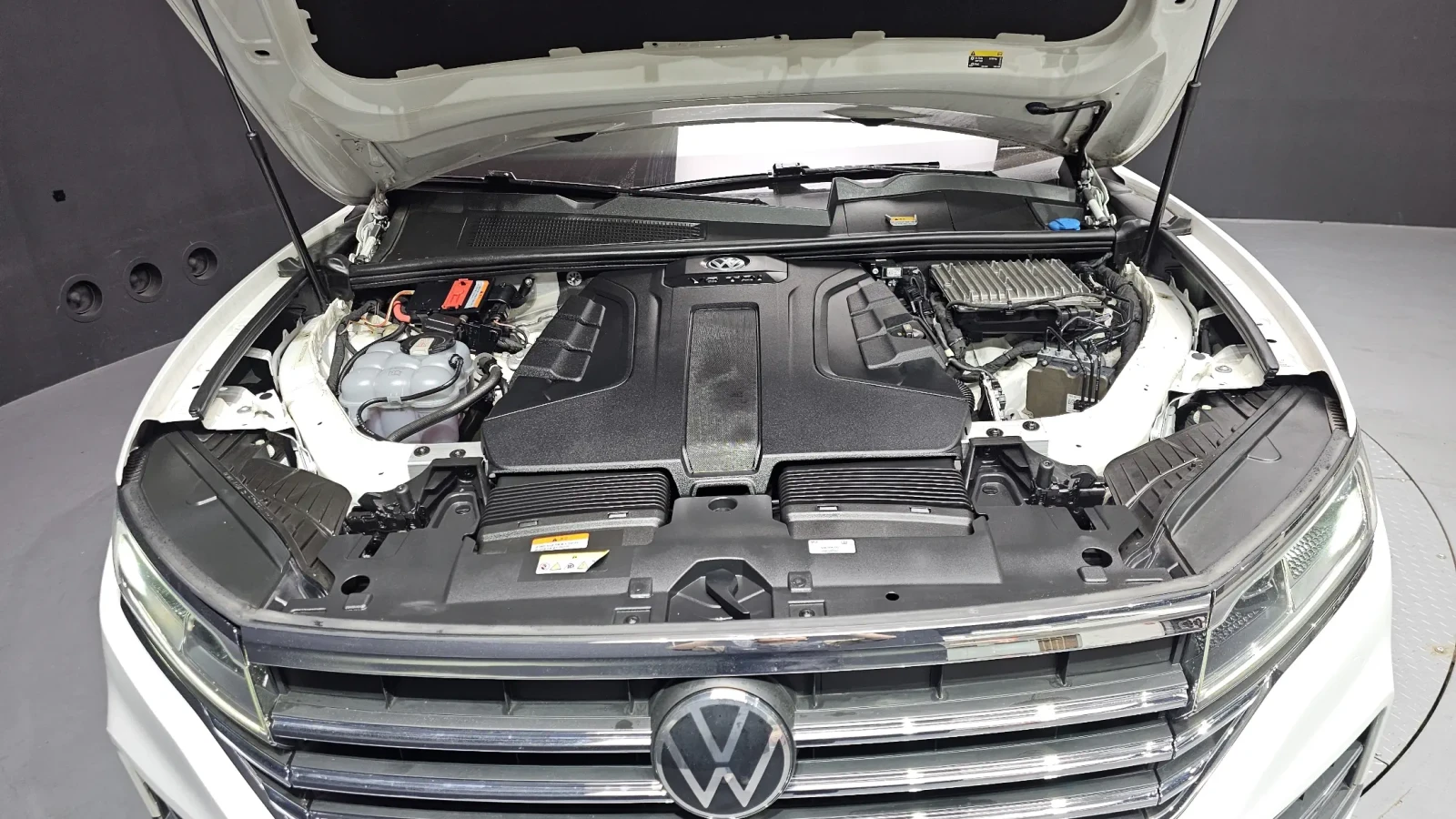 VW Touareg 3.0 TDI Prestige DisiTron* HeadUp* Panorama* Обдух, снимка 5 - Автомобили и джипове - 54914462