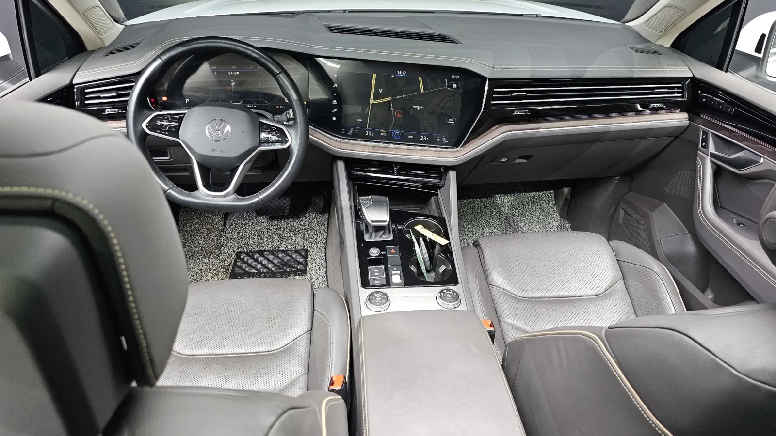 VW Touareg 3.0 TDI Prestige DisiTron* HeadUp* Panorama* Обдух, снимка 6 - Автомобили и джипове - 54914462