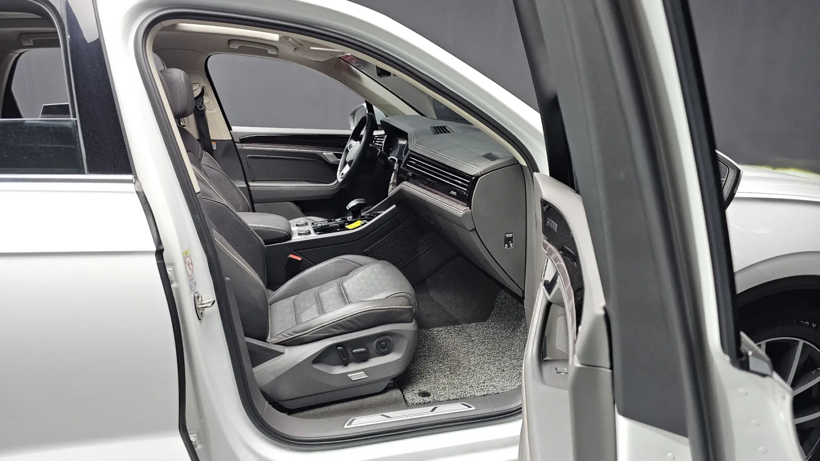 VW Touareg 3.0 TDI Prestige DisiTron* HeadUp* Panorama* Обдух, снимка 9 - Автомобили и джипове - 54914462
