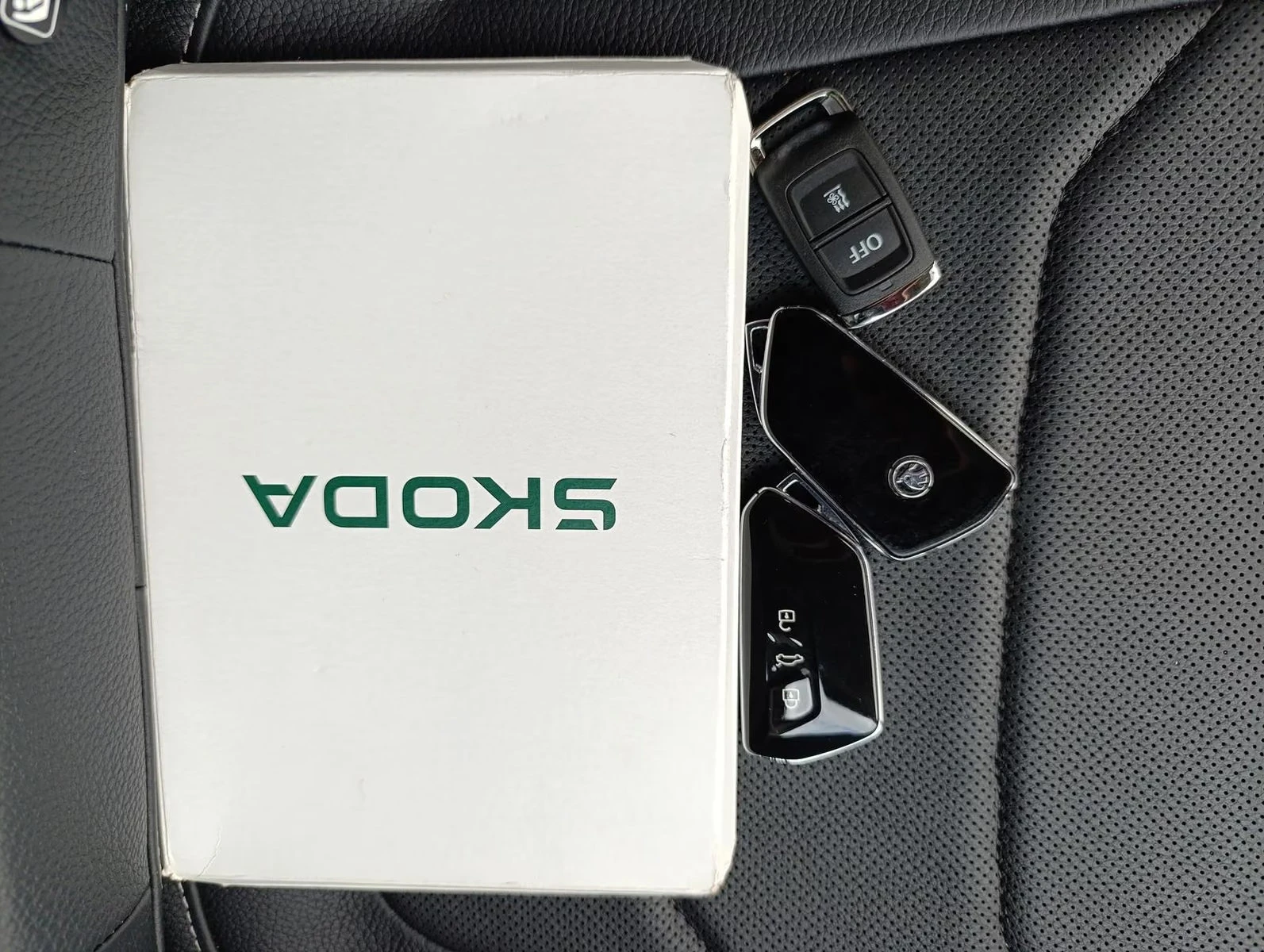 Skoda Kodiaq SELECTION/193HP/4X4/PANO/360/MEMO/HUD/AHK/671q, снимка 16 - Автомобили и джипове - 55999786