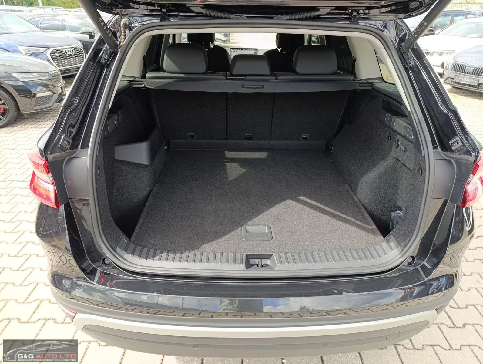 Skoda Kodiaq SELECTION/193HP/4X4/PANO/360/MEMO/HUD/AHK/671q, снимка 14 - Автомобили и джипове - 55999786