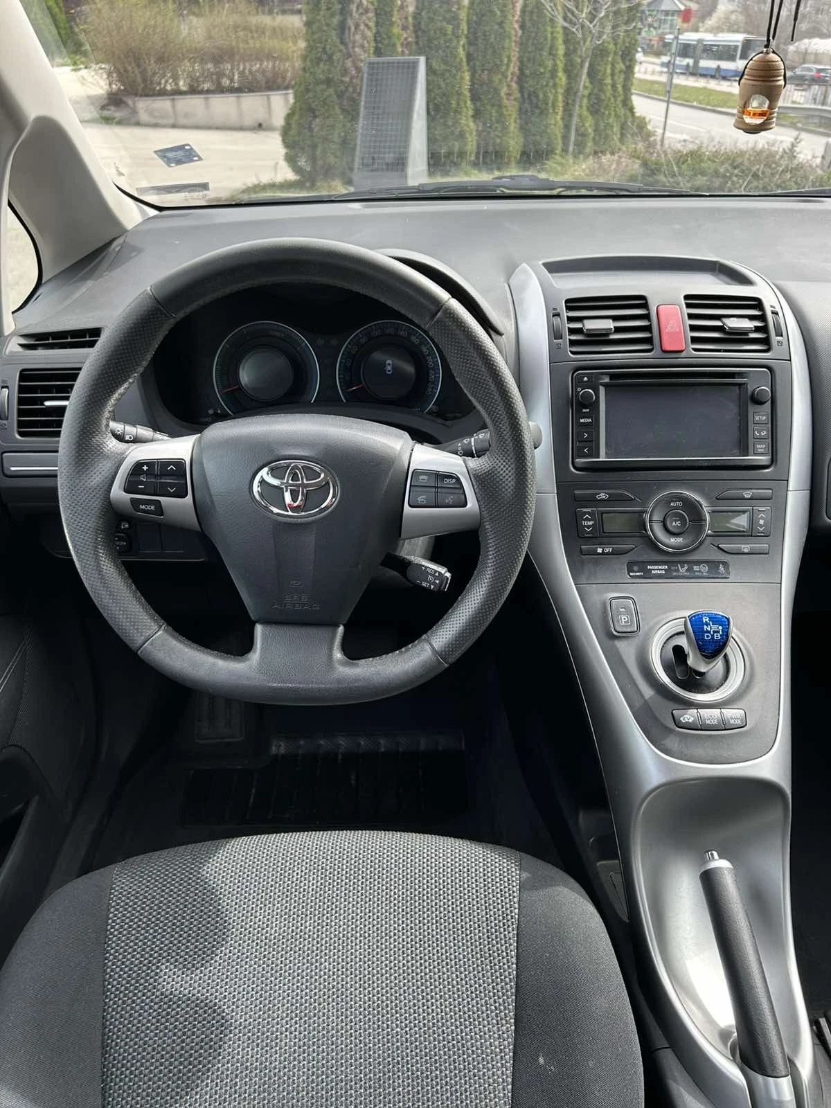 Toyota Auris, снимка 8 - Автомобили и джипове - 56277412