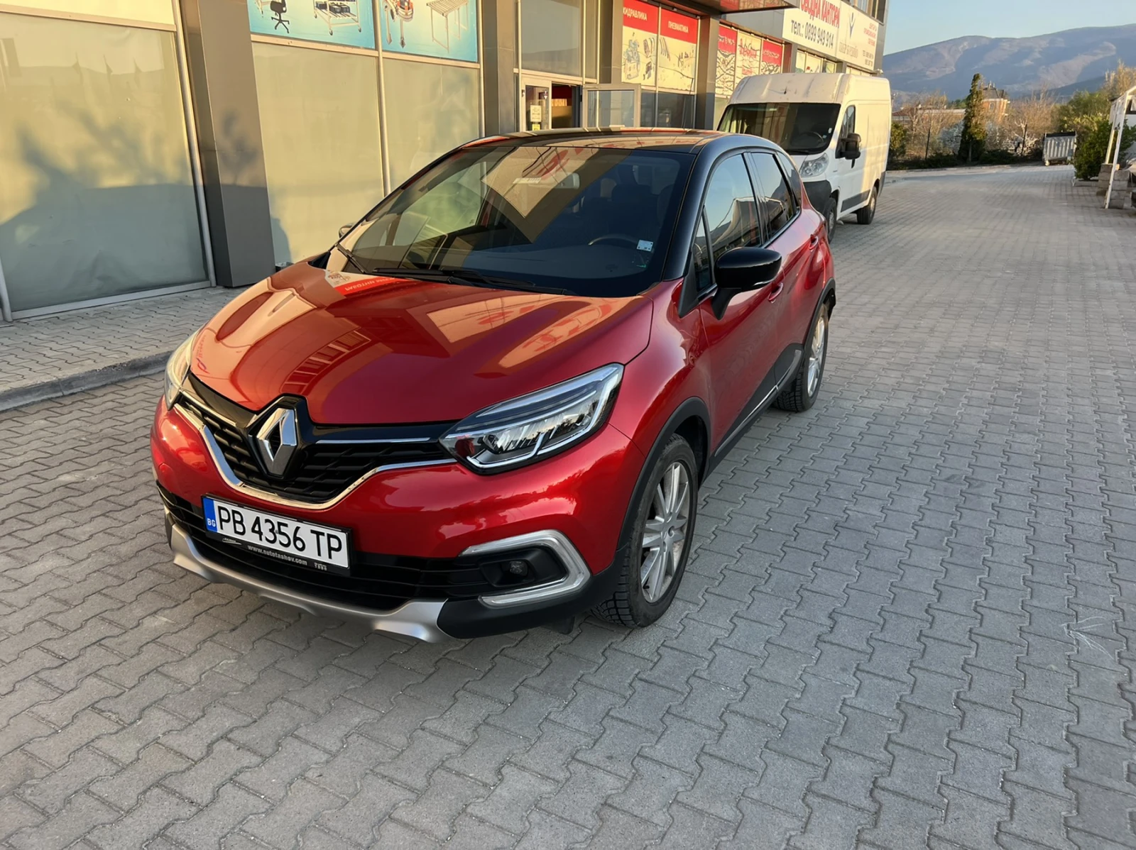 Renault Captur, снимка 4 - Автомобили и джипове - 56610095