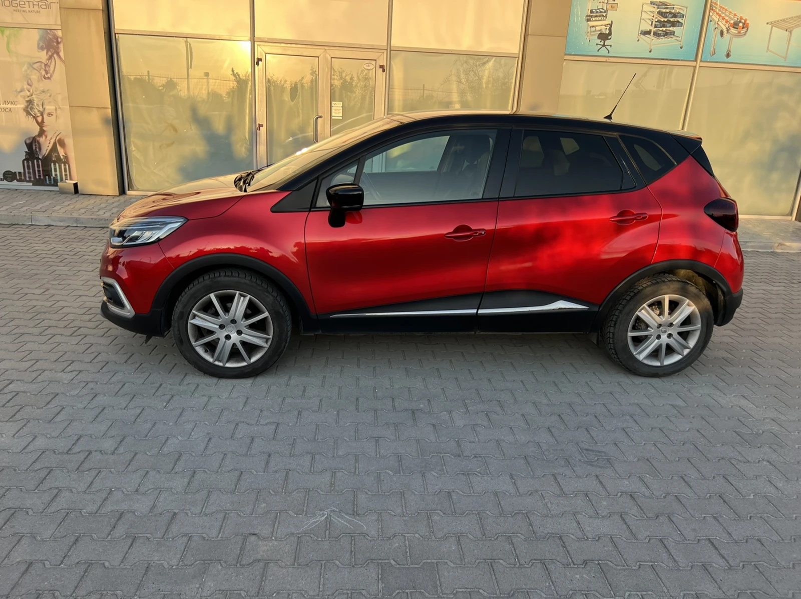 Renault Captur, снимка 3 - Автомобили и джипове - 56610095