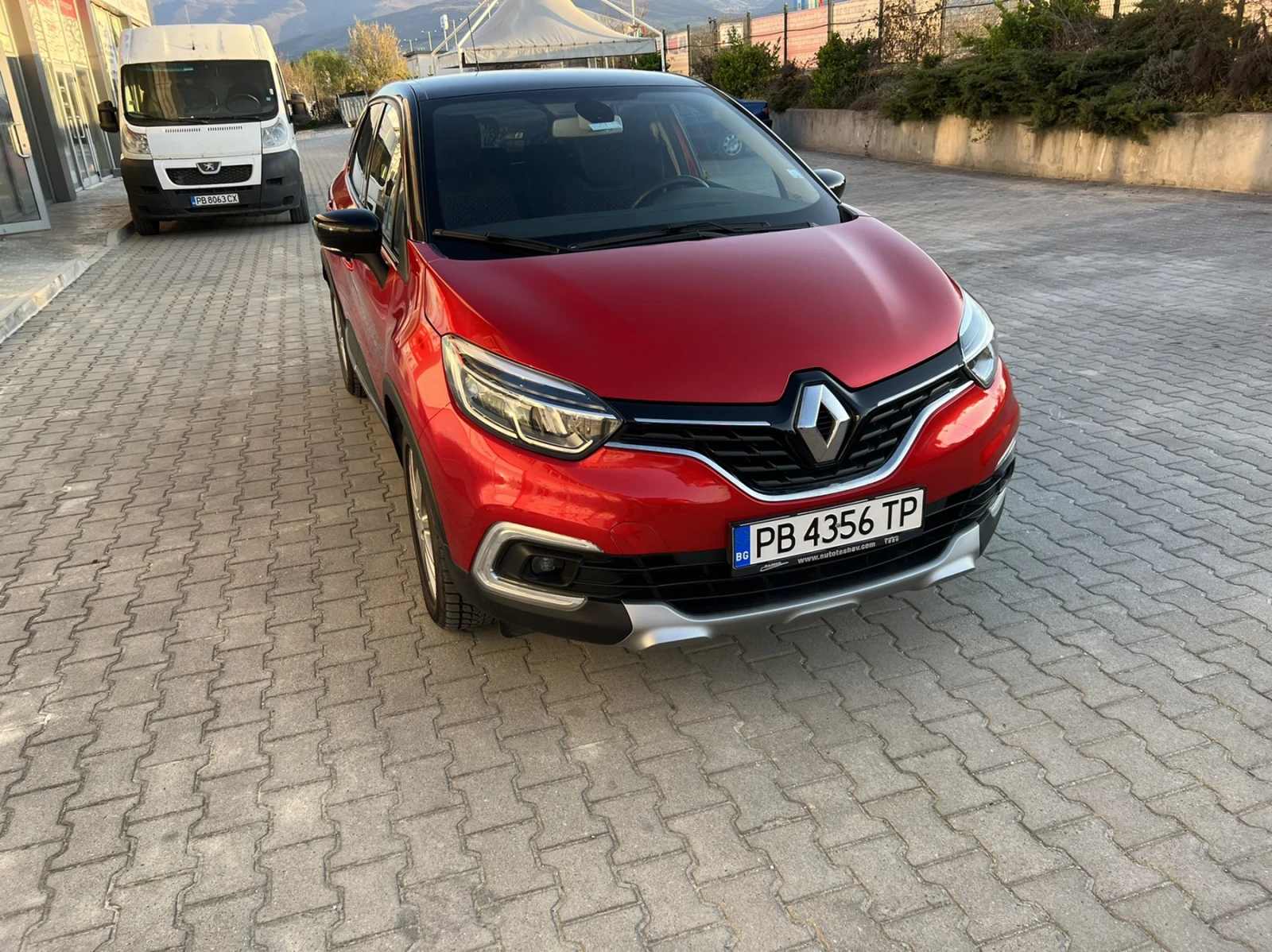 Renault Captur, снимка 2 - Автомобили и джипове - 56610095