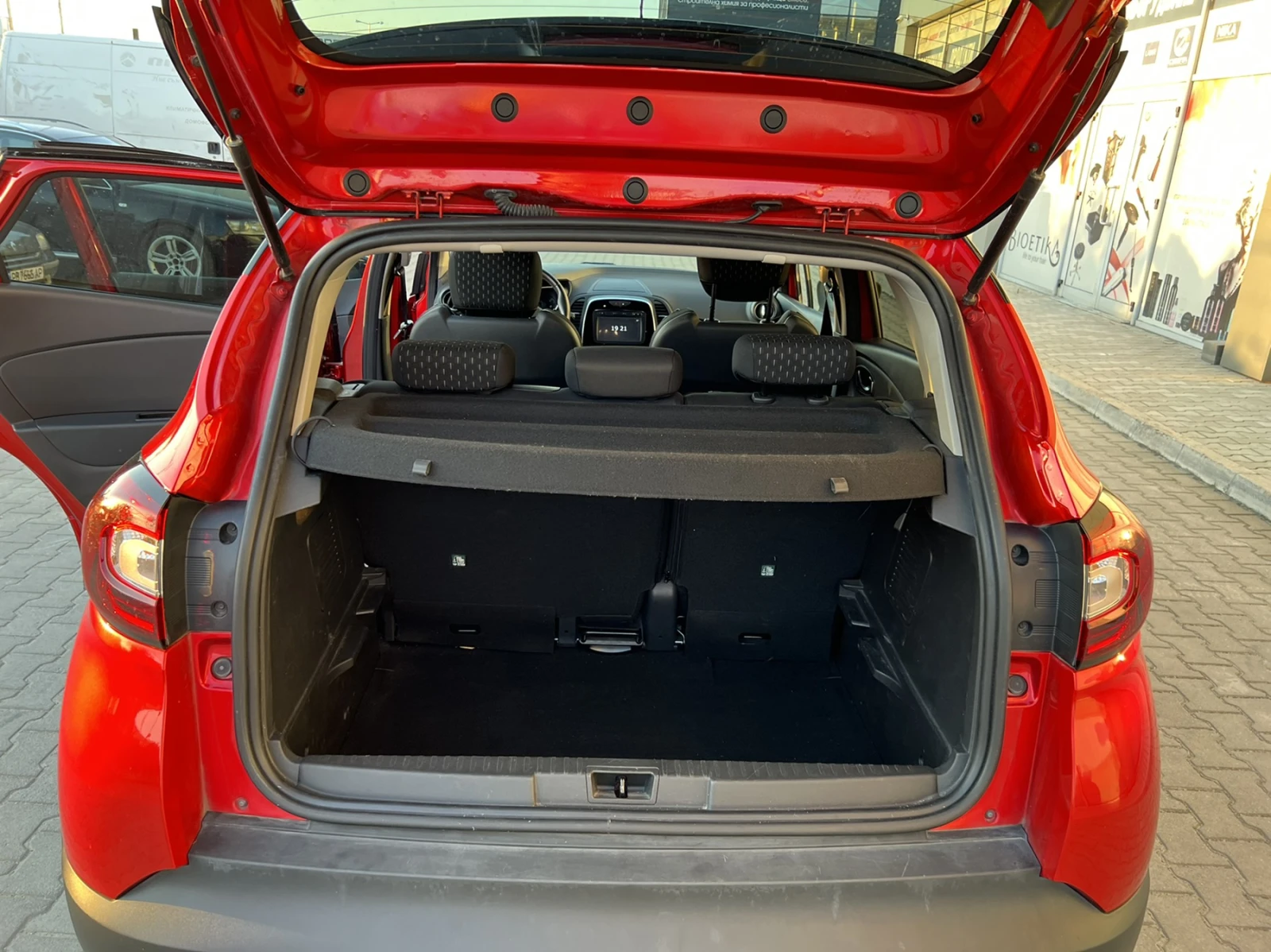 Renault Captur, снимка 9 - Автомобили и джипове - 56610095