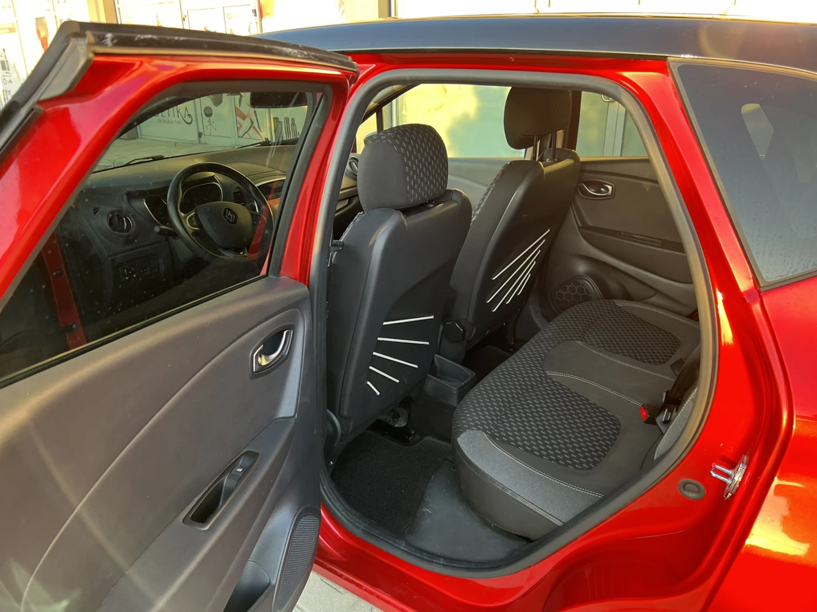Renault Captur, снимка 10 - Автомобили и джипове - 56610095