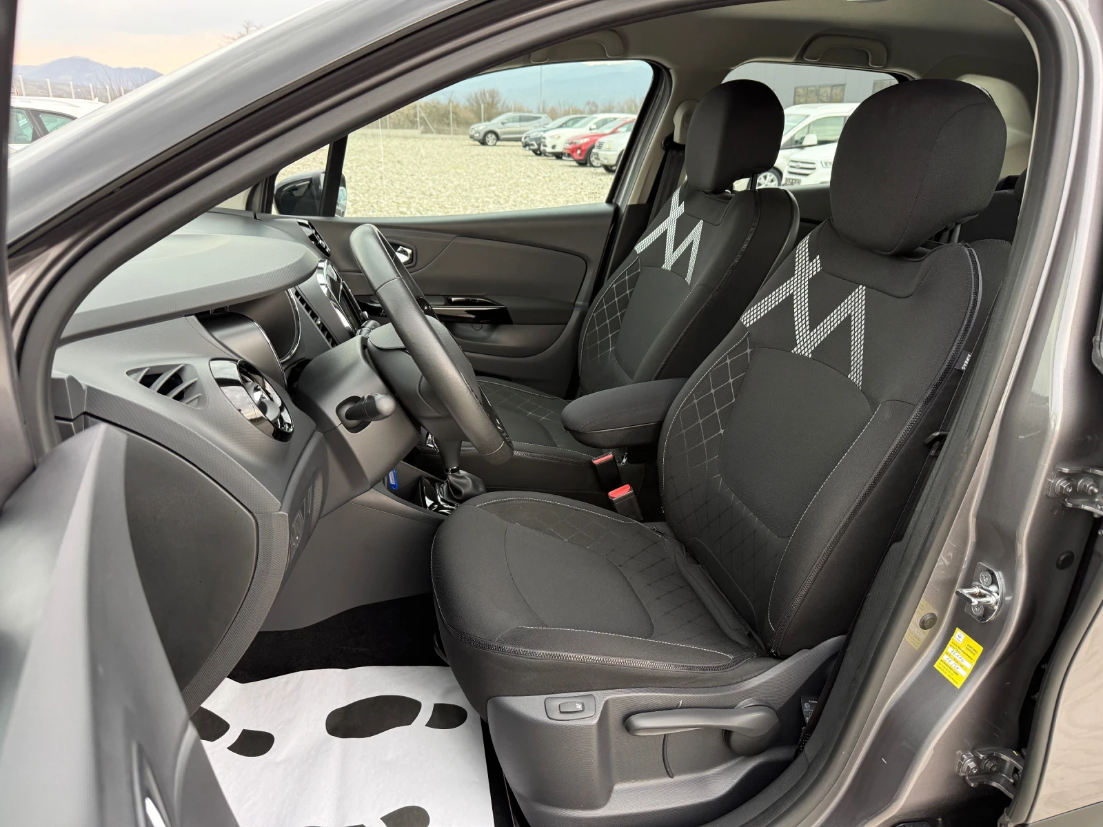 Renault Captur 1.5 DCI NAVI CAMERA AUTOMAT, снимка 10 - Автомобили и джипове - 53880711