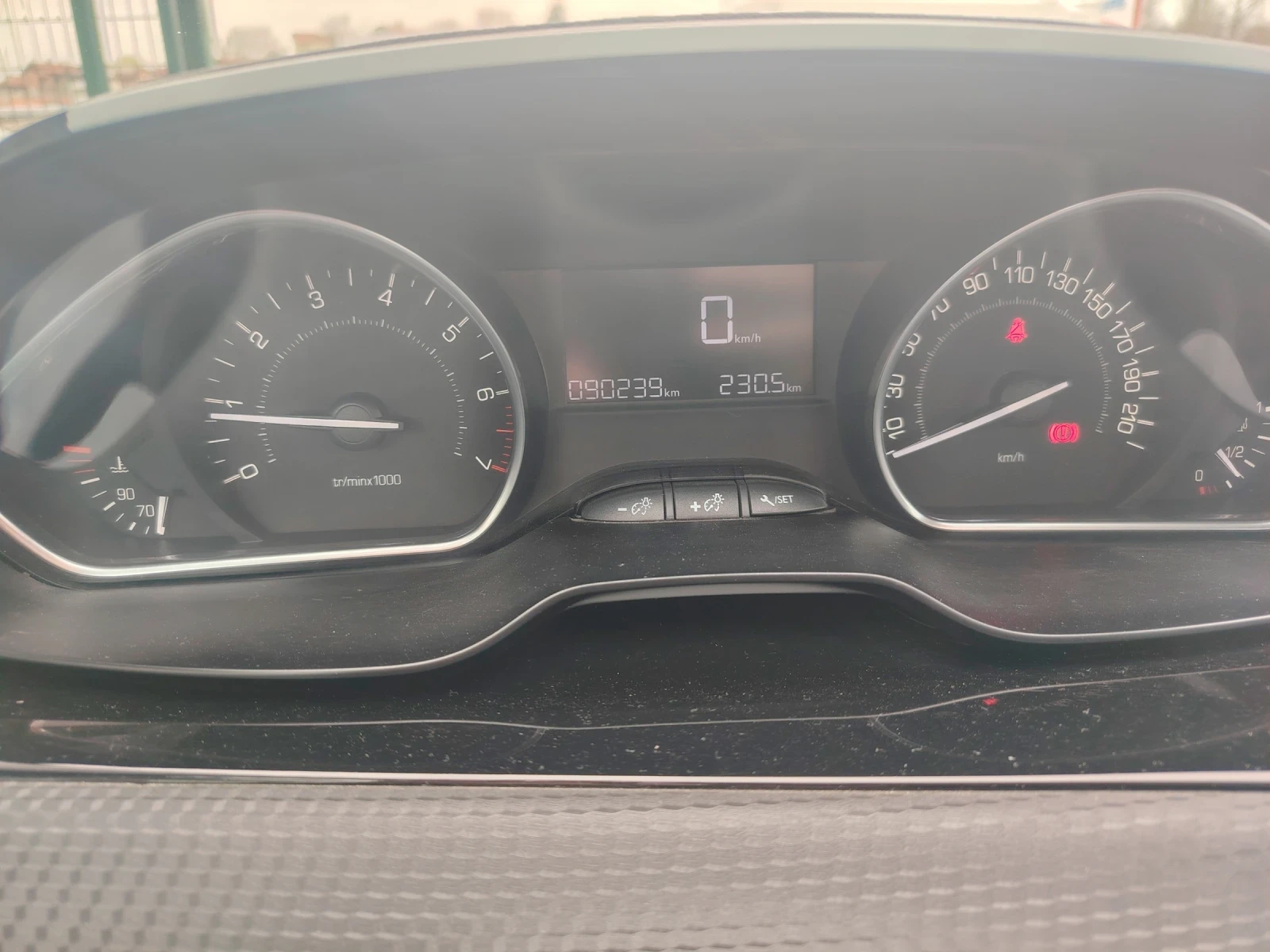 Peugeot 208 1.2 Turbo Silver Mat, снимка 6 - Автомобили и джипове - 54219842