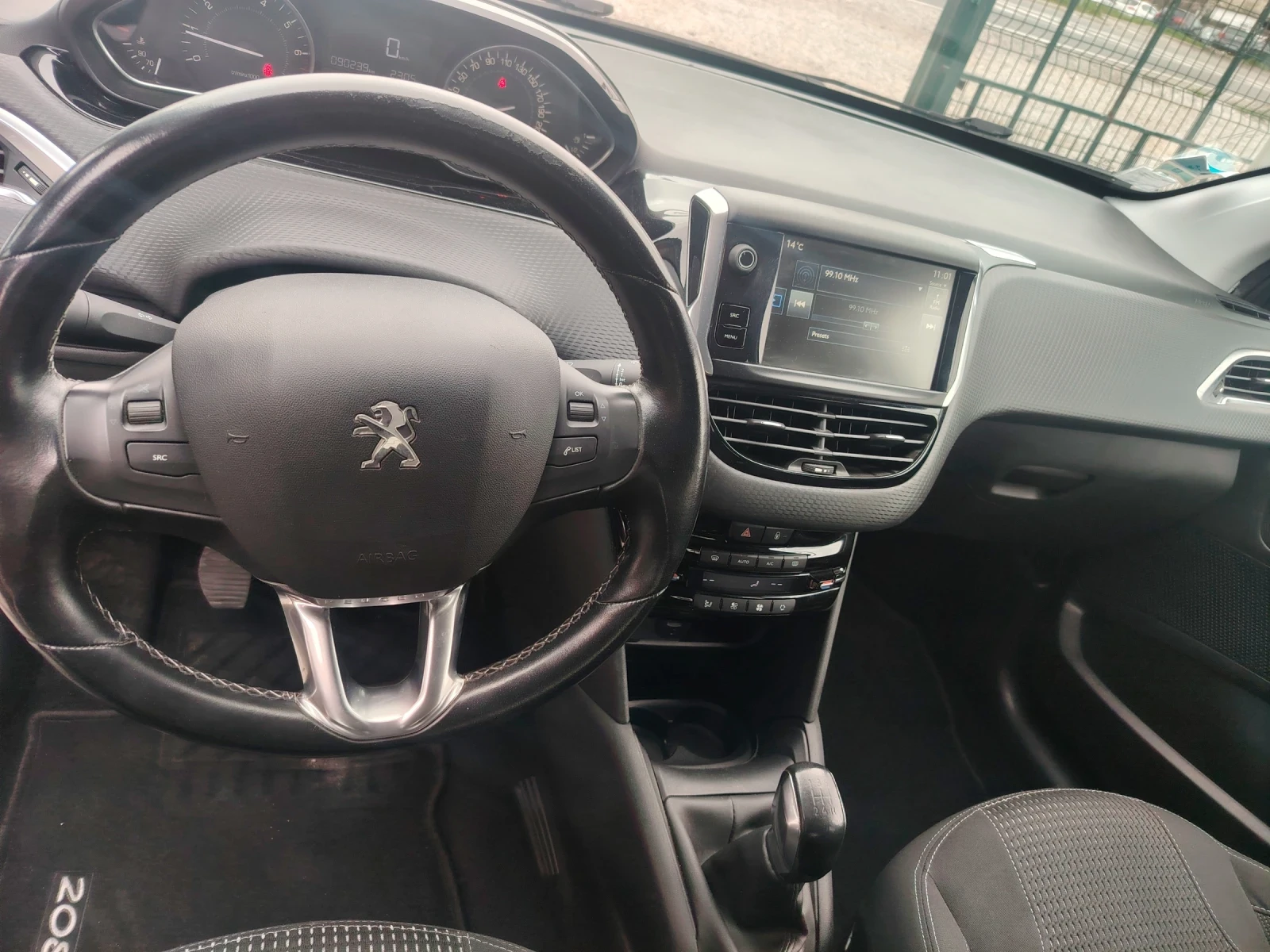 Peugeot 208 1.2 Turbo Silver Mat, снимка 8 - Автомобили и джипове - 54219842