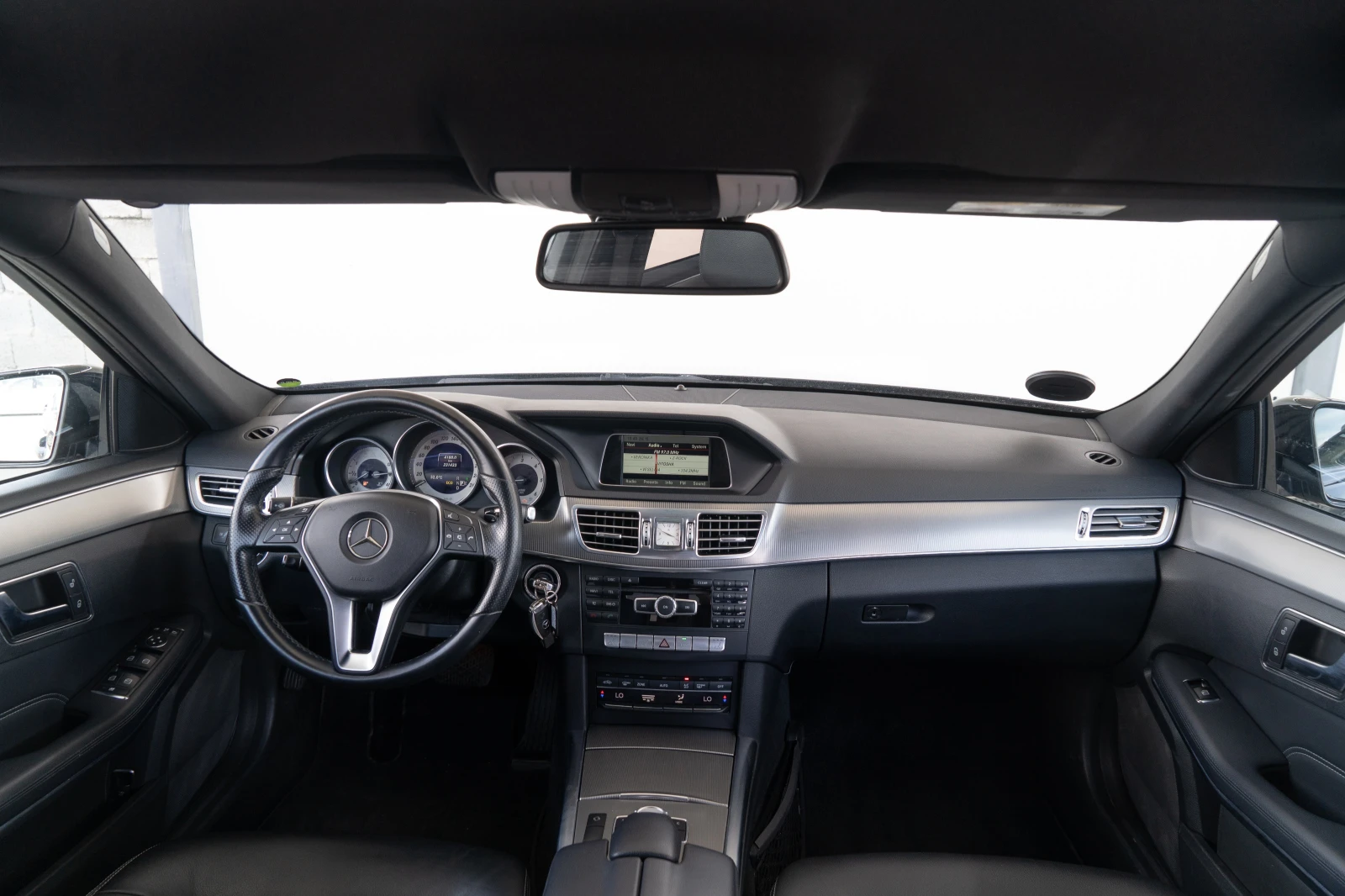 Mercedes-Benz E 220 D = SHADOW LINE = TOP = 2014 ГАРАНЦИЯ = ЛИЗИНГ, снимка 13 - Автомобили и джипове - 54775954