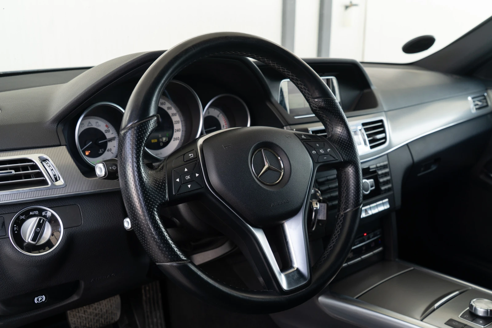 Mercedes-Benz E 220 D = SHADOW LINE = TOP = 2014 ГАРАНЦИЯ = ЛИЗИНГ, снимка 8 - Автомобили и джипове - 54775954